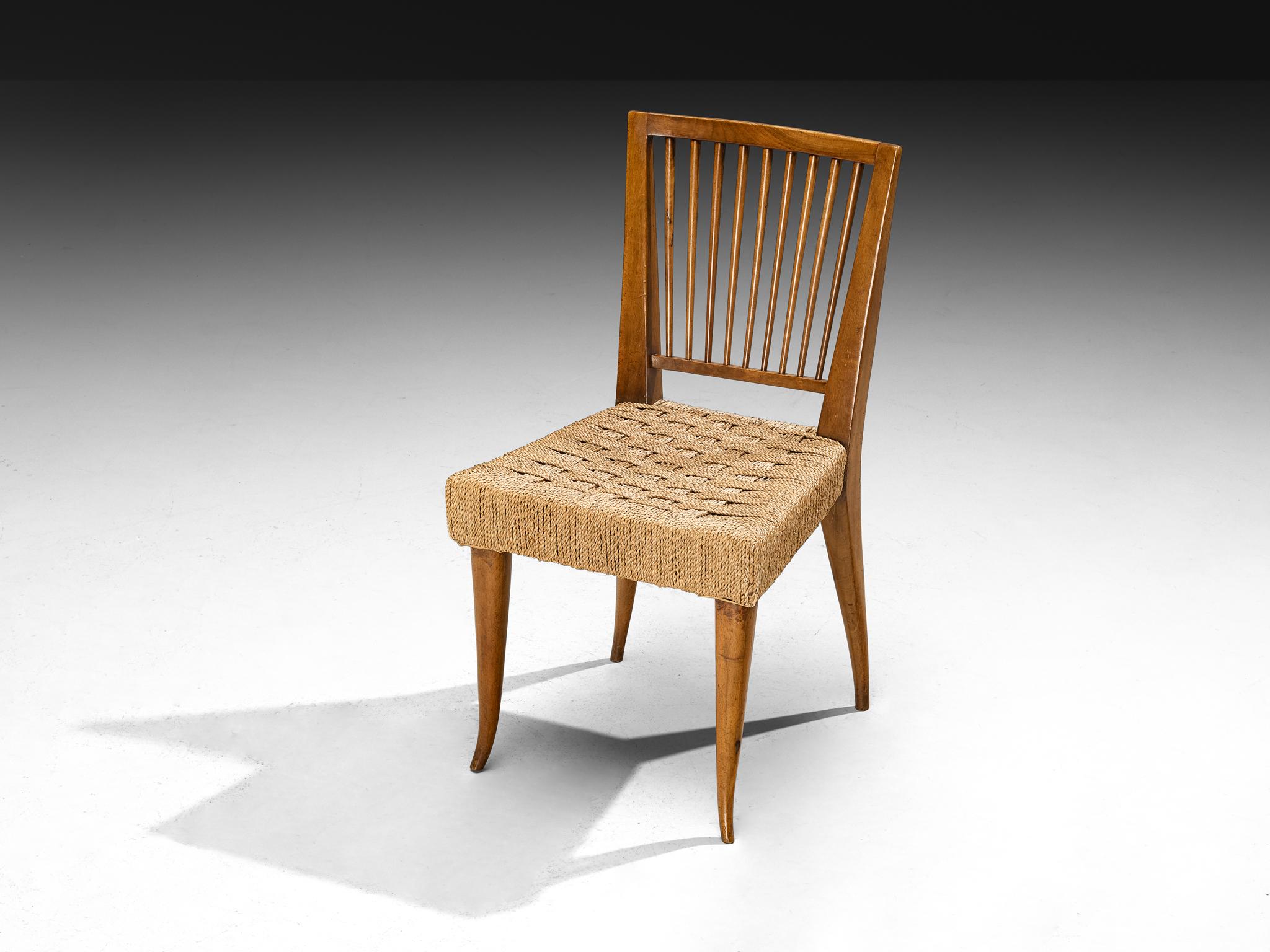 Satz von zwölf italienischen Esszimmerstühlen aus Nussbaum und Binsen aus den 1940er Jahren im Zustand „Gut“ im Angebot in Waalwijk, NL