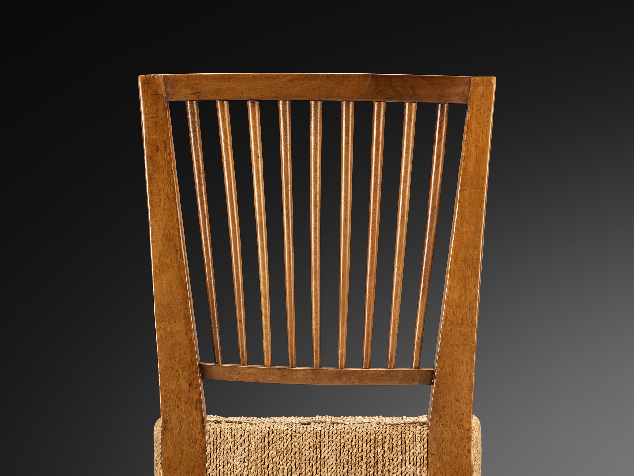 Satz von zwölf italienischen Esszimmerstühlen aus Nussbaum und Binsen aus den 1940er Jahren (Mitte des 20. Jahrhunderts) im Angebot