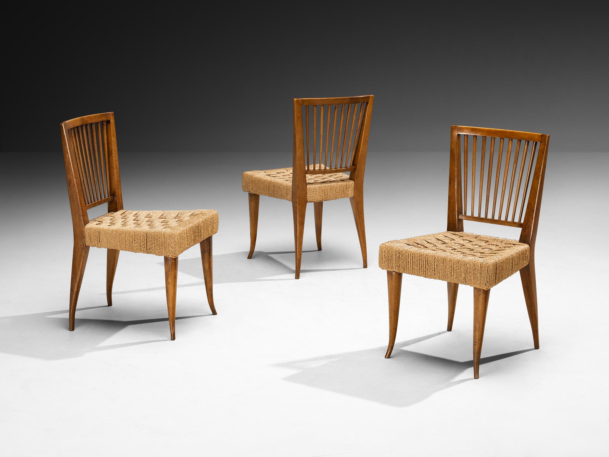 Satz von zwölf italienischen Esszimmerstühlen aus Nussbaum und Binsen aus den 1940er Jahren im Angebot 1