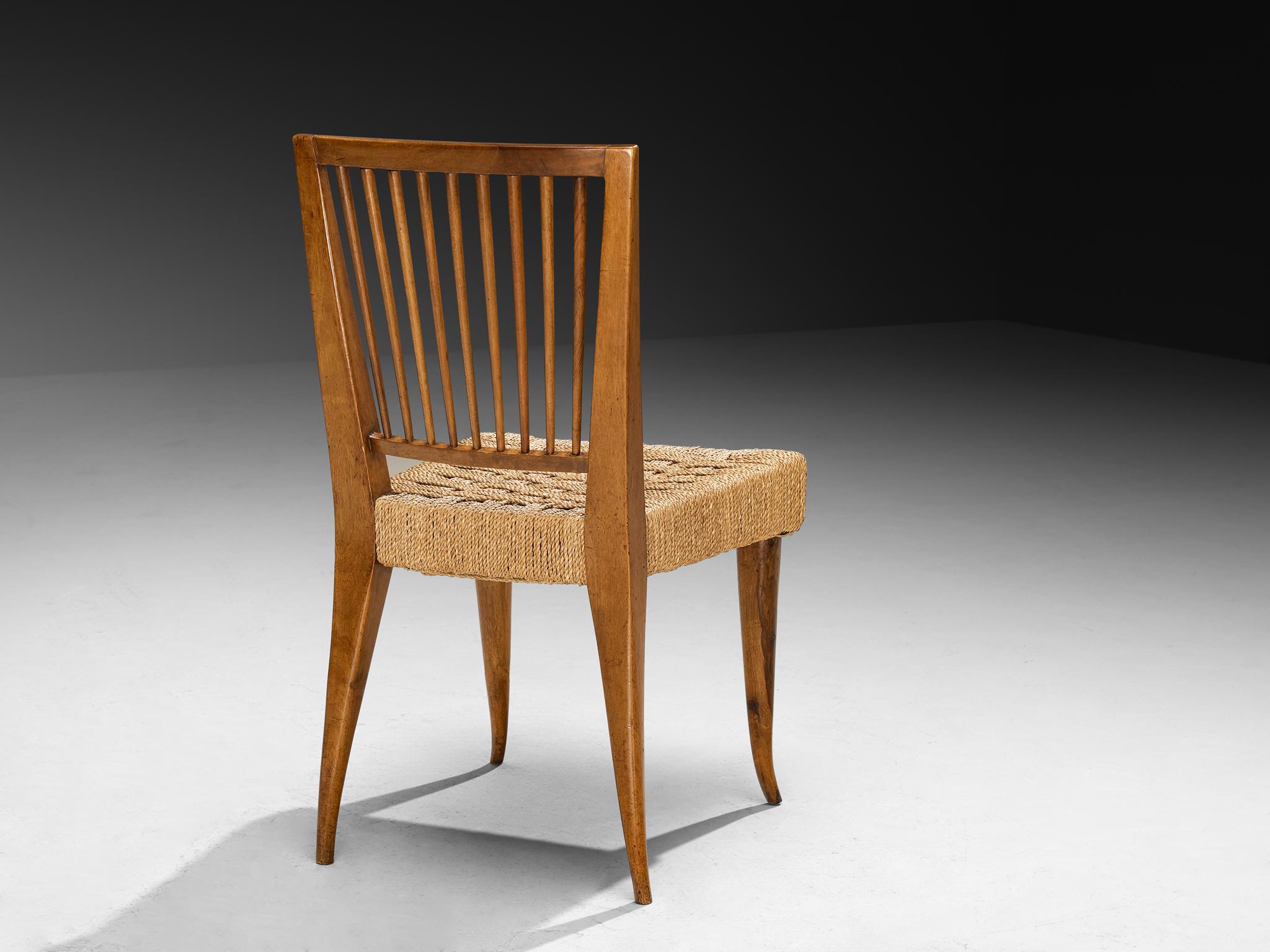 Satz von zwölf italienischen Esszimmerstühlen aus Nussbaum und Binsen aus den 1940er Jahren im Angebot 2