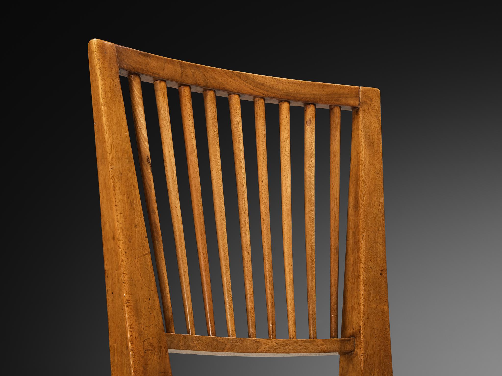 Satz von zwölf italienischen Esszimmerstühlen aus Nussbaum und Binsen aus den 1940er Jahren im Angebot 3