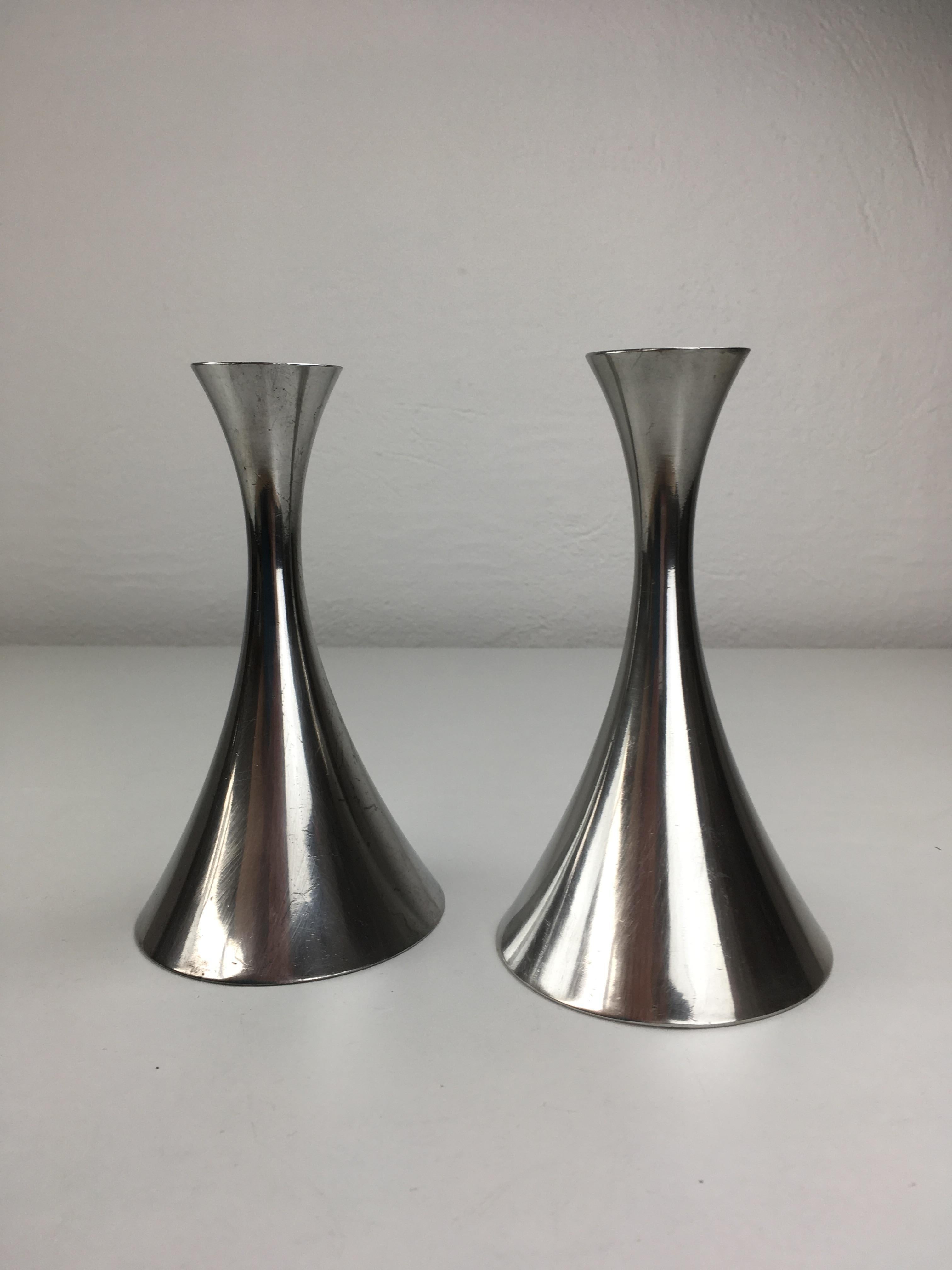 Set of two Danish Just Andersen art deco pewter candle holders produced by Just Andersen A/S in the 1930's.

The candle holders are in good vintage condition and marked with Just. Andersens triangle mark. 

Just Andersen 1884-1943 was born in