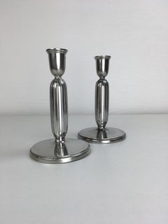 Ensemble de deux bougeoirs danois en étain Just Andersen des années 1940