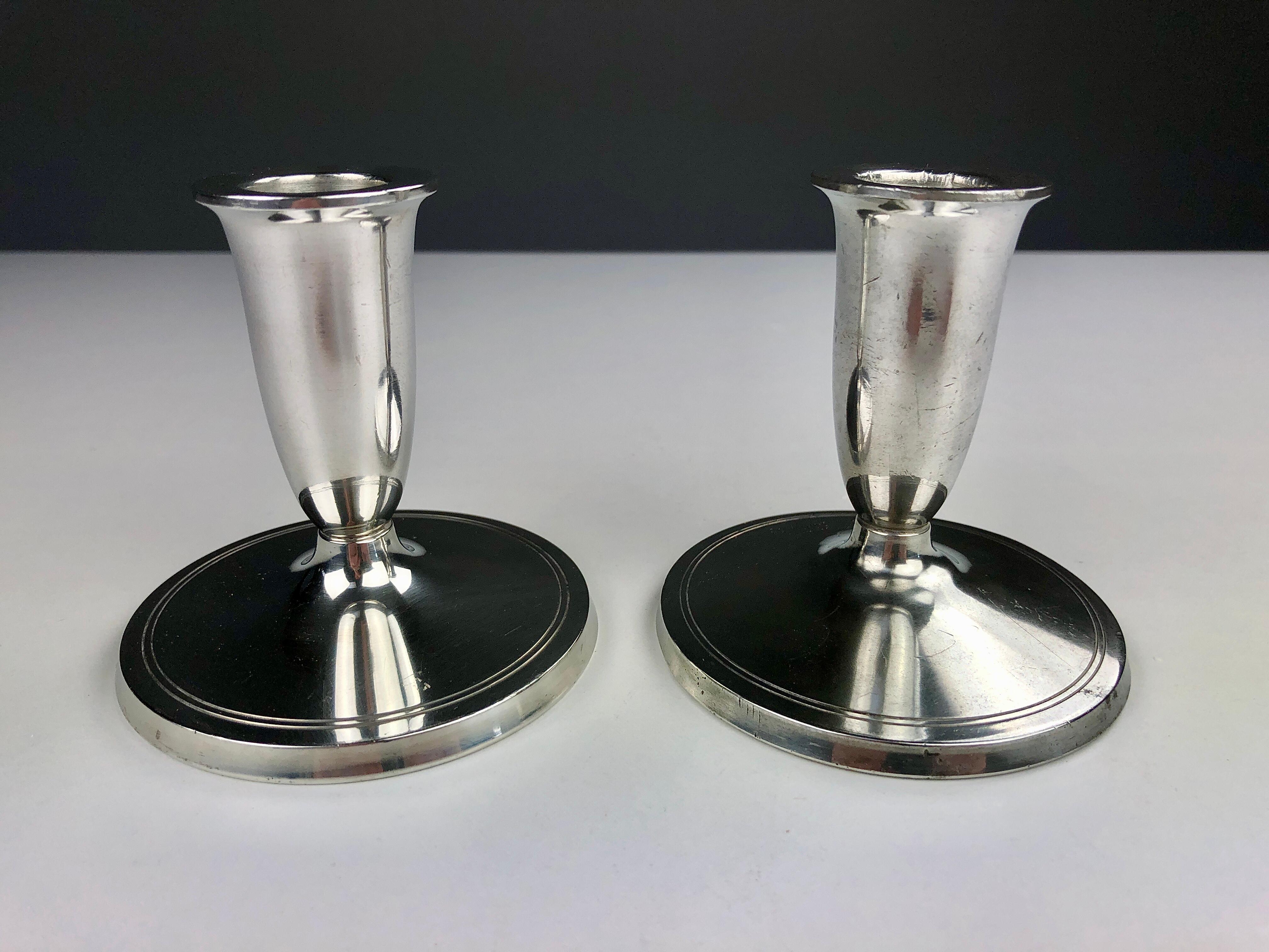 Satz von zwei dänischen Just Andersen Art-Deco-Kerzenhaltern aus Zinn, hergestellt von Just Andersen A/S in den 1940er Jahren.

Die Kerzenhalter sind in gutem Vintage-Zustand und mit Just gekennzeichnet. Andersens Dreiecksmarke. 

Just Andersen