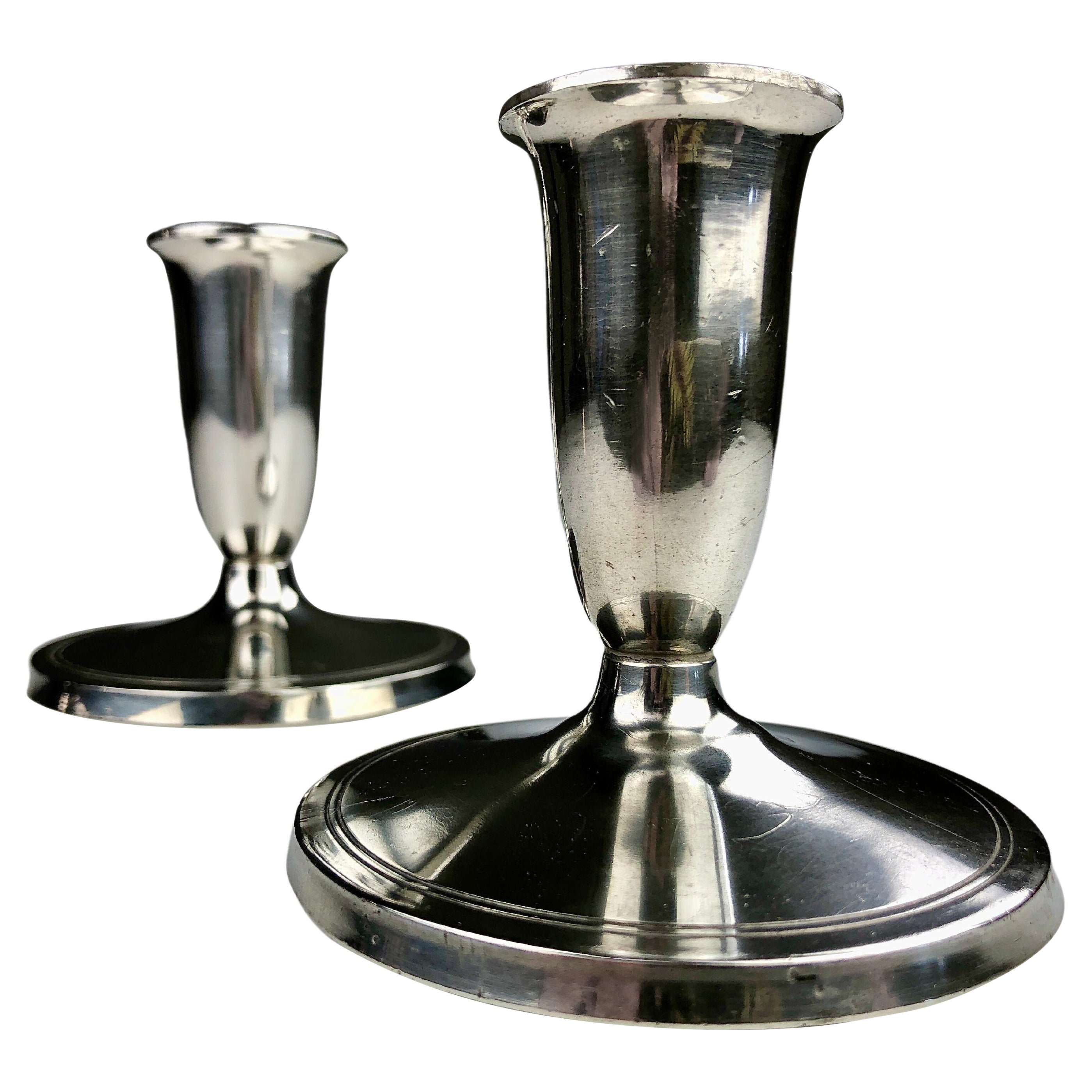 Ensemble de deux bougeoirs danois en étain Just Andersen des années 1940
