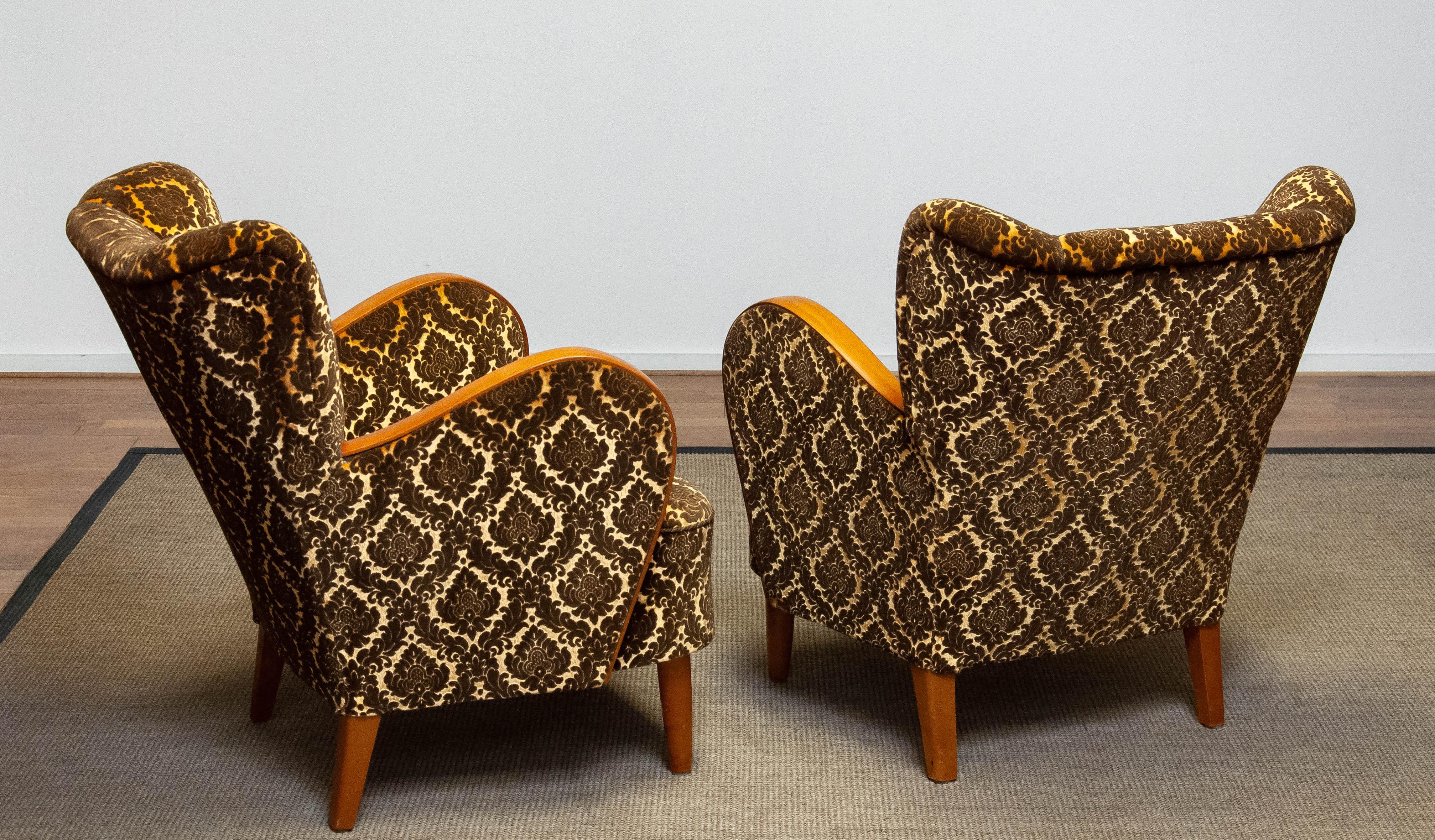 Juego de 1940 de sillones de terciopelo bicolor con reposabrazos de olmo Danés en venta