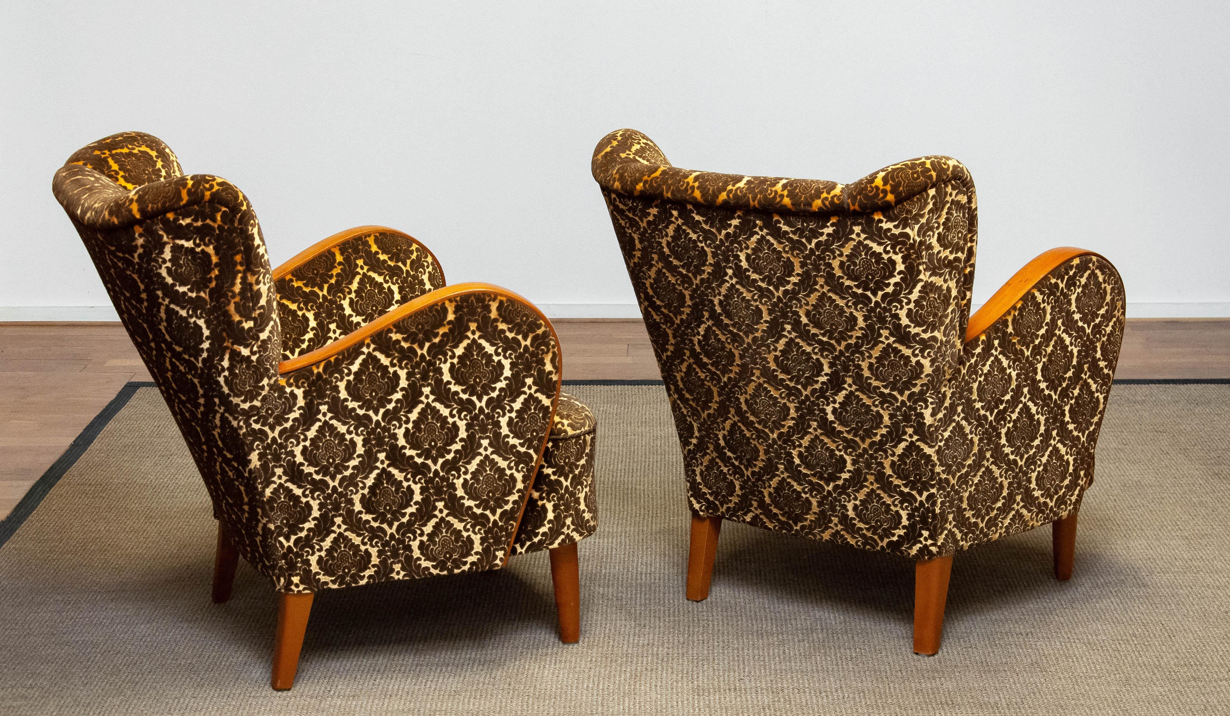 Juego de 1940 de sillones de terciopelo bicolor con reposabrazos de olmo en Bueno estado para la venta en Silvolde, Gelderland