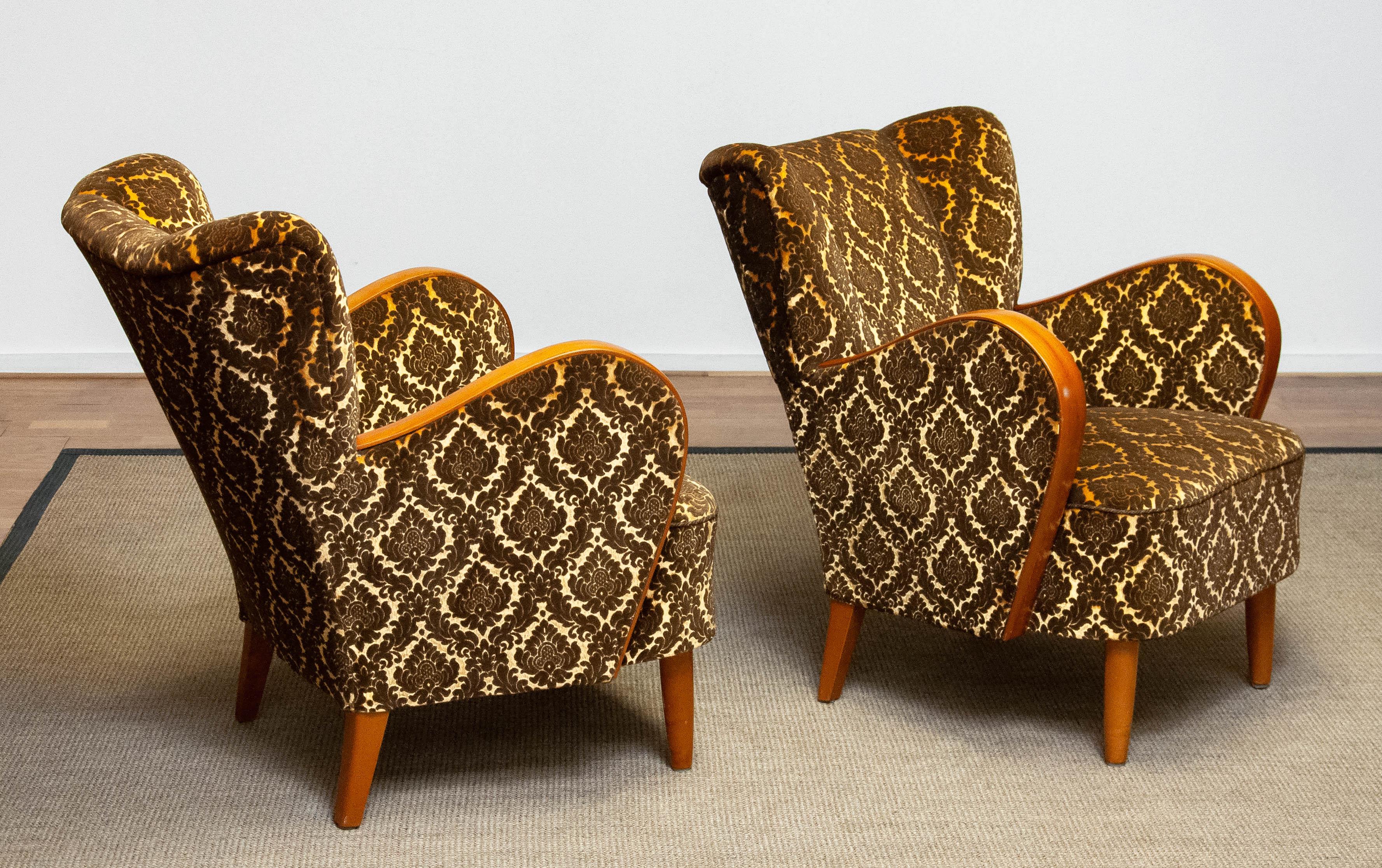 Juego de 1940 de sillones de terciopelo bicolor con reposabrazos de olmo mediados del siglo XX en venta