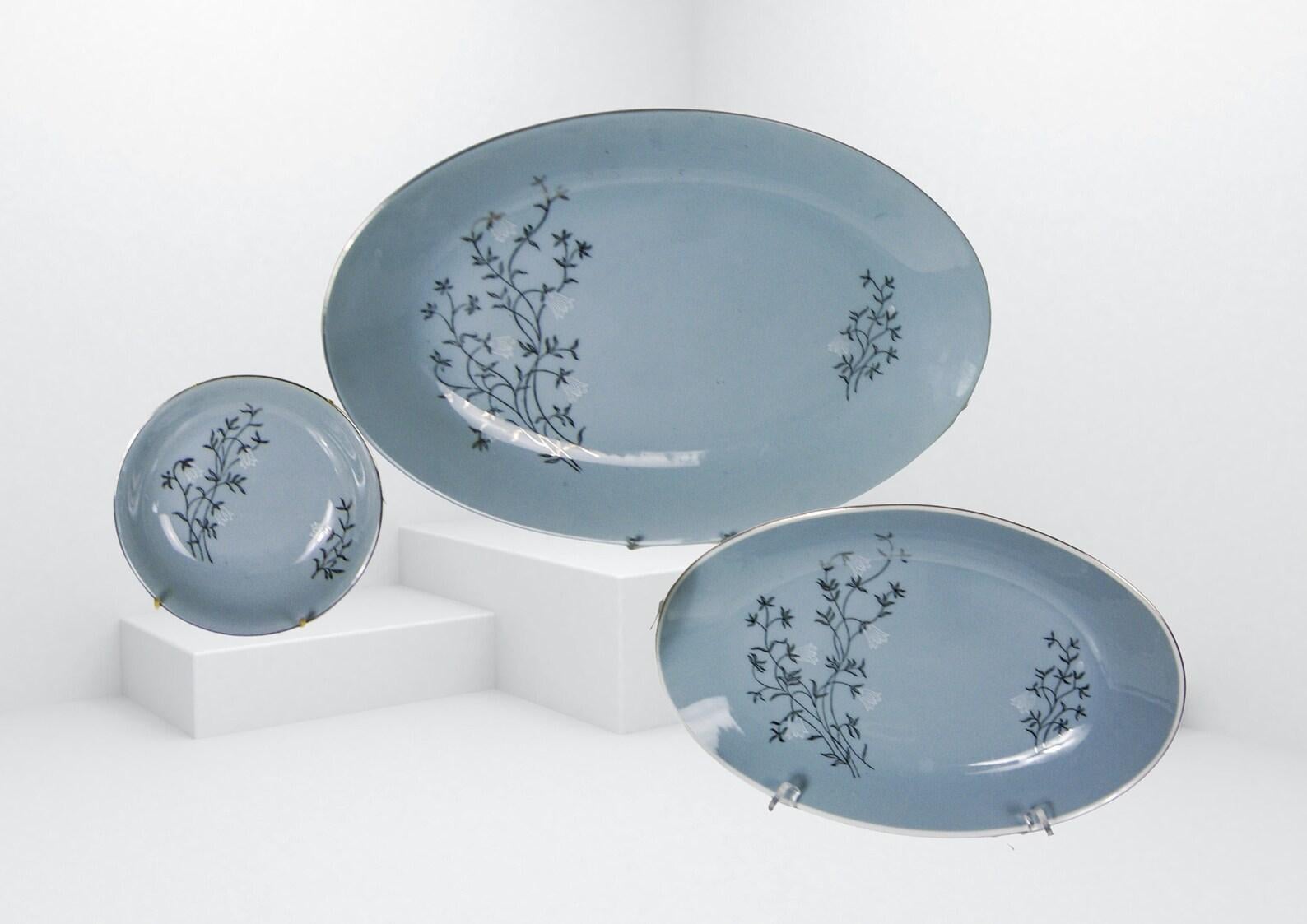 1940s SGK Japan dinnerware set.
Occupied Japan import.
Beautiful oval shaped serving dishes.
In lush duck egg blue colour outlined in black and white leafy trails and silver edges.

Consists of:
1 large oval shaped serving platter,
1 medium