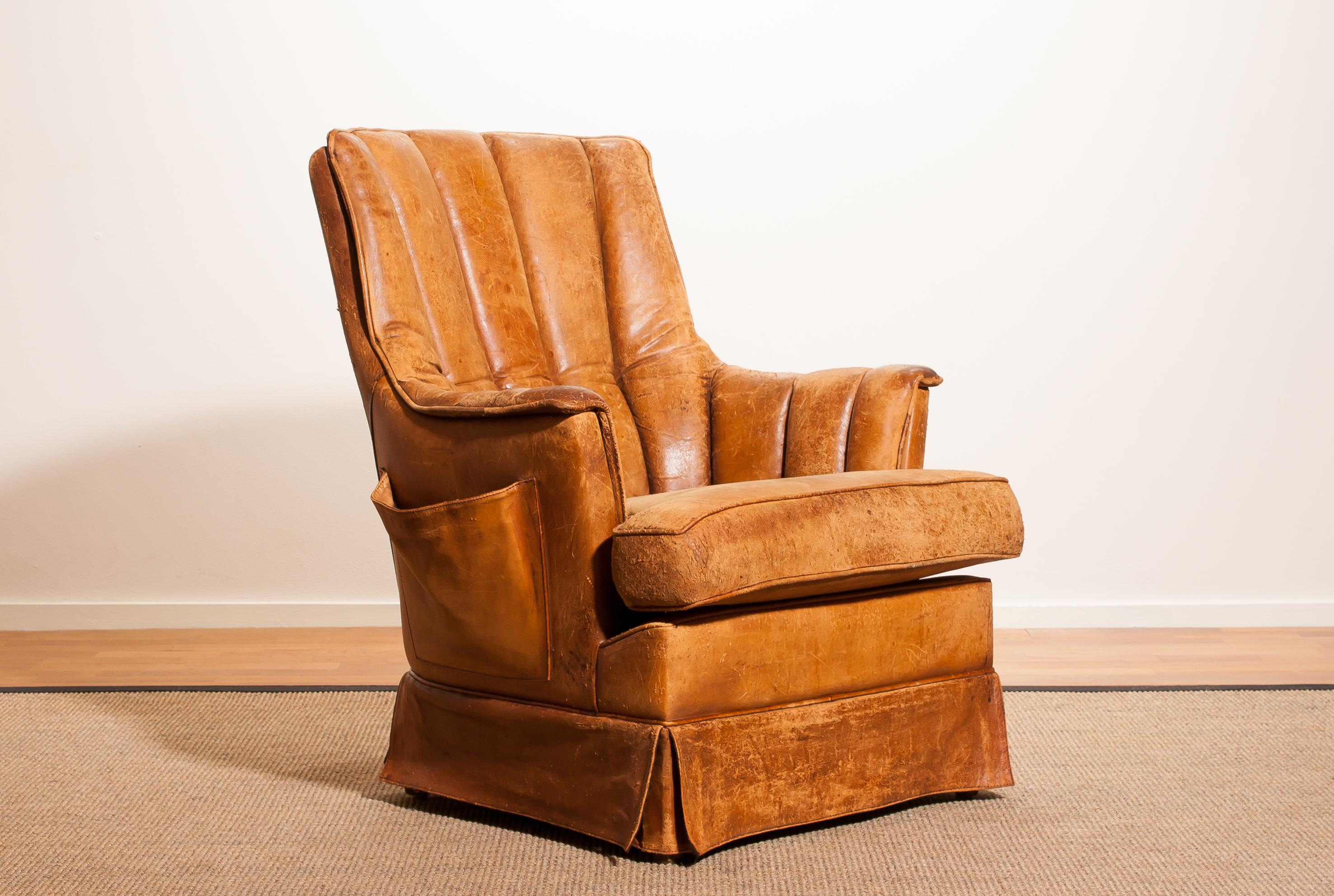Fantastic club - armchair from France.
This chair is made of sheep leather with skirt and a magazine bag on its side.
It has a greatly used patina.
Period 1940s.
Dimensions: H 85 cm, W 75 cm, D 68 cm, Sh 46 cm.