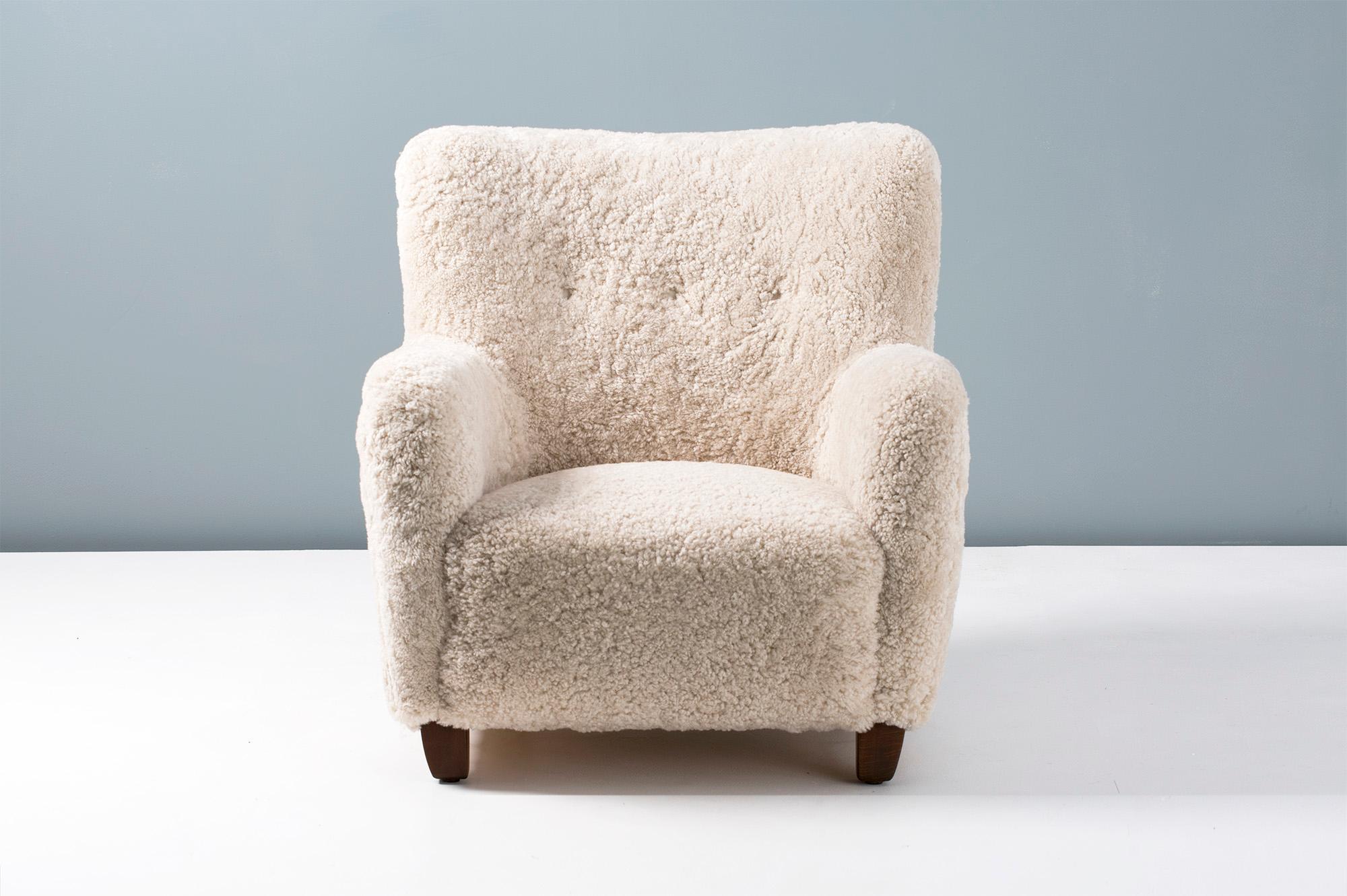 Poltrona vintage degli anni '40 alla maniera di Fritz Hansen, prodotta in Danimarca. Le gambe sono in legno di faggio tinto e la sedia è stata rivestita in lussuoso shearling proveniente da Wood. 
