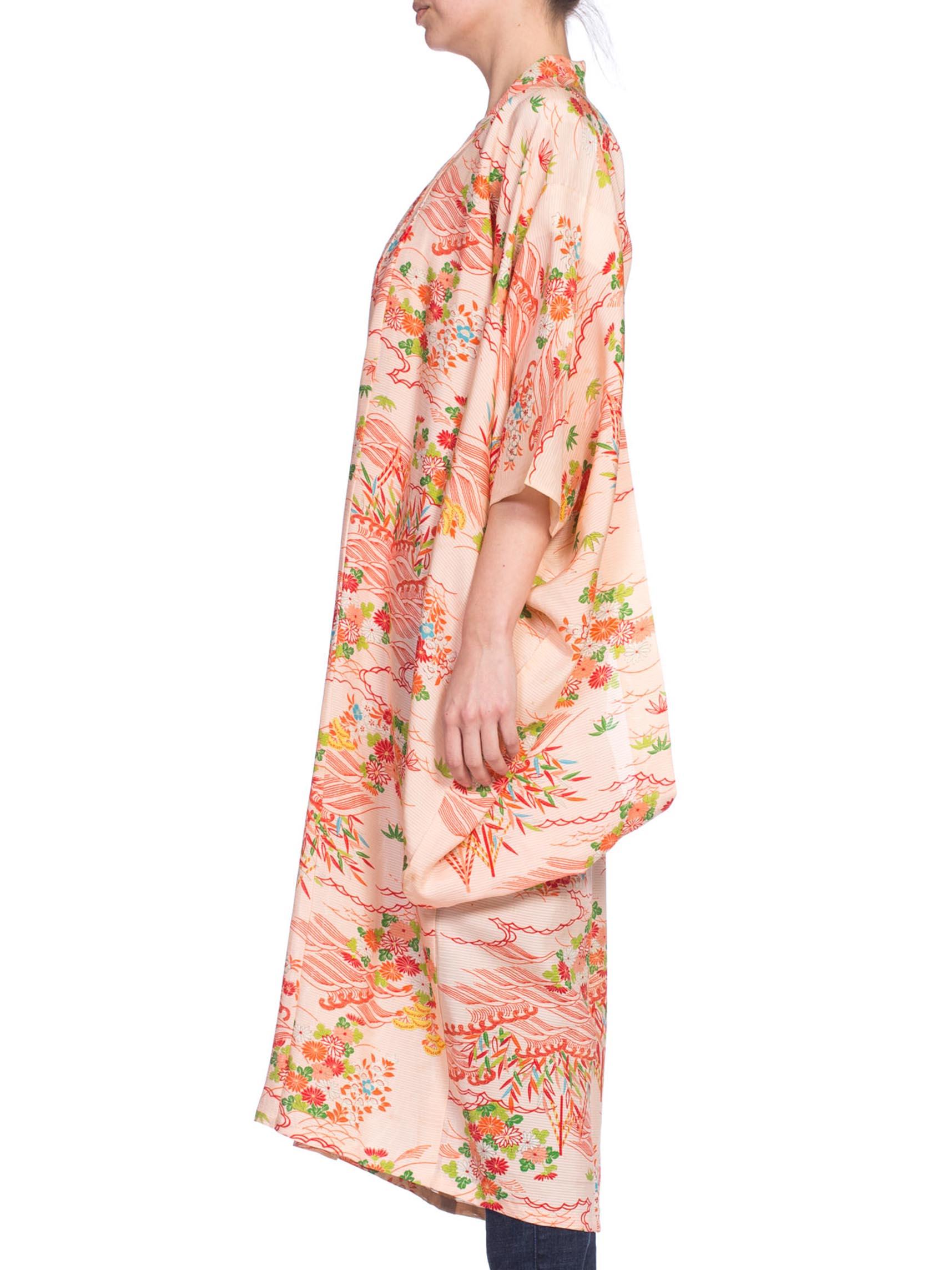 Kimono japonais léger en soie rose pâle et rouge des années 1960 Pour femmes en vente