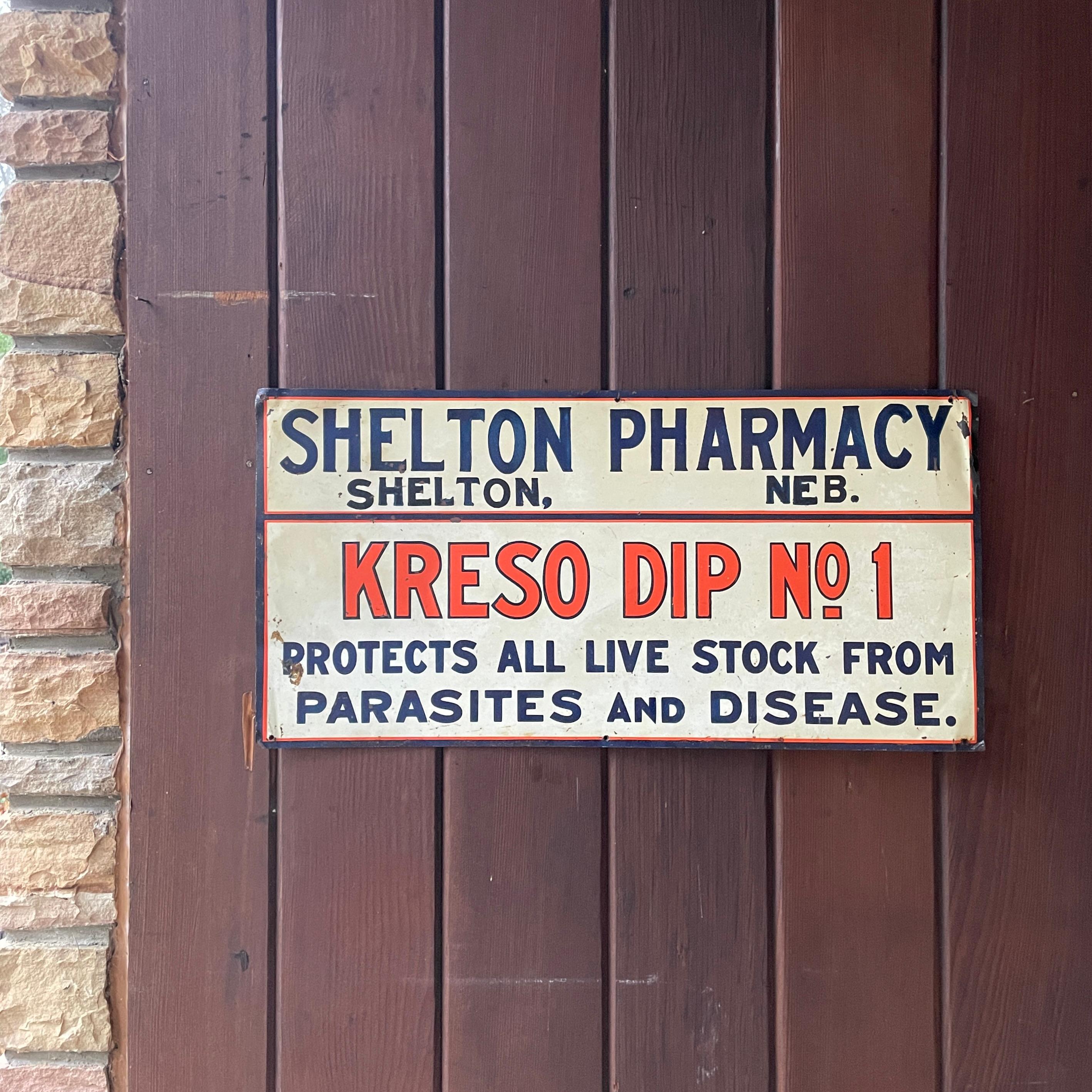 Condizioni meravigliose. Da una sede originale degli anni '40 della Shelton Pharmacy a Shelton Nebraska. Che sembra essere ancora in attività, almeno nel nome, secondo le ricerche online. Quasi 2 piedi per 1 piede.