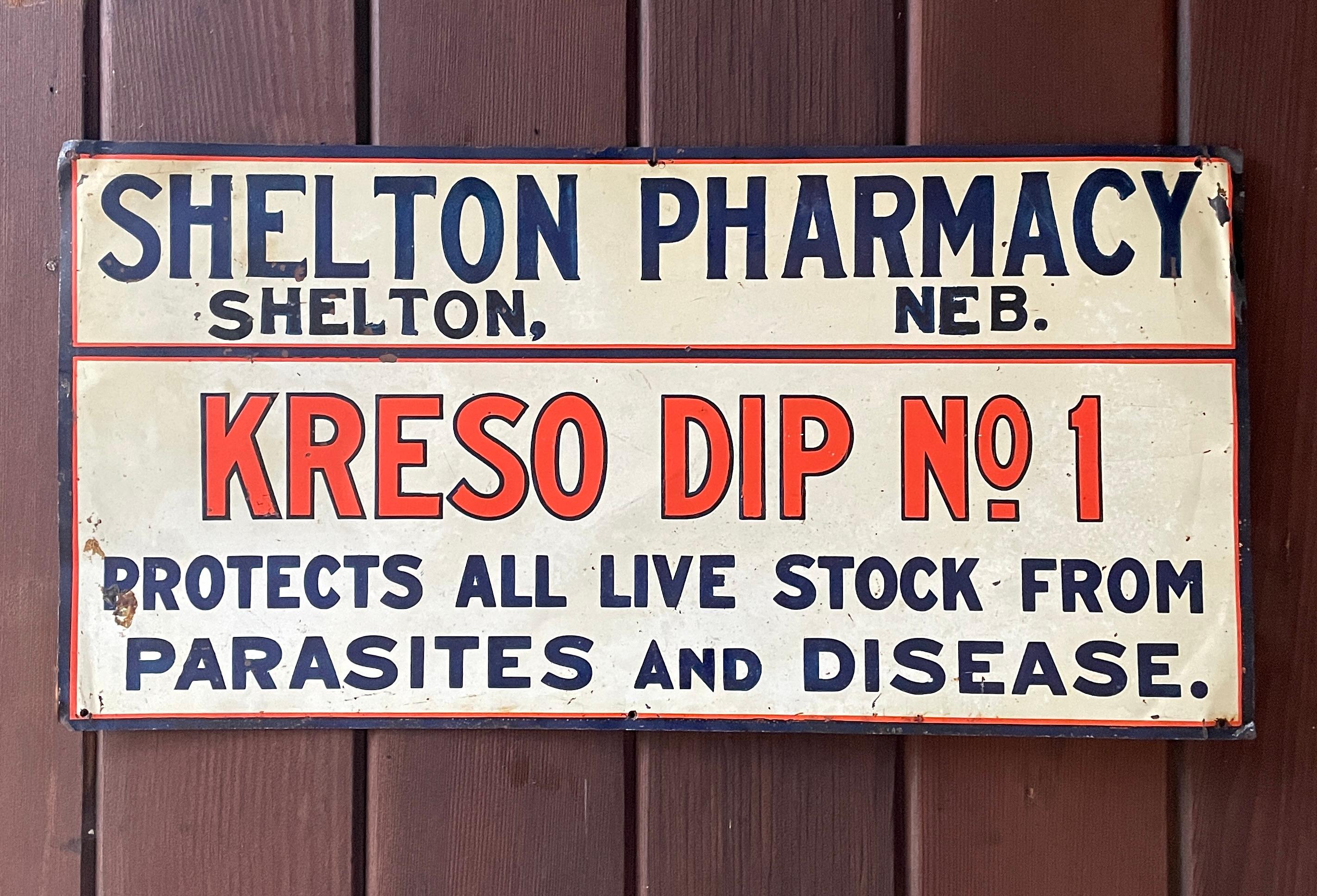 Mid-Century moderno 1940s Shelton Pharmacy Nebraska Painted Tin Sign Kreso Dip No.1 Medicina d'epoca in vendita