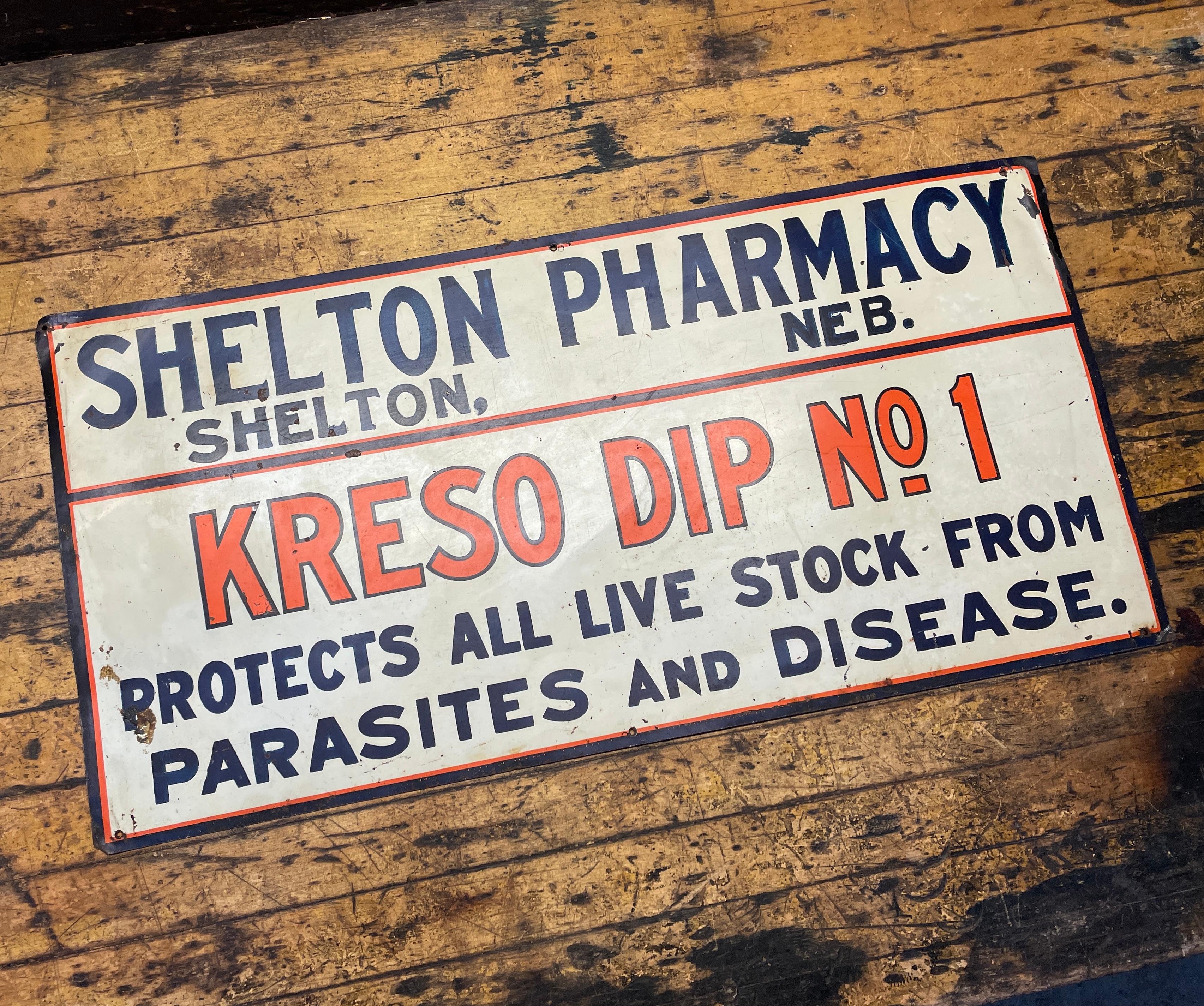 Stagno 1940s Shelton Pharmacy Nebraska Painted Tin Sign Kreso Dip No.1 Medicina d'epoca in vendita