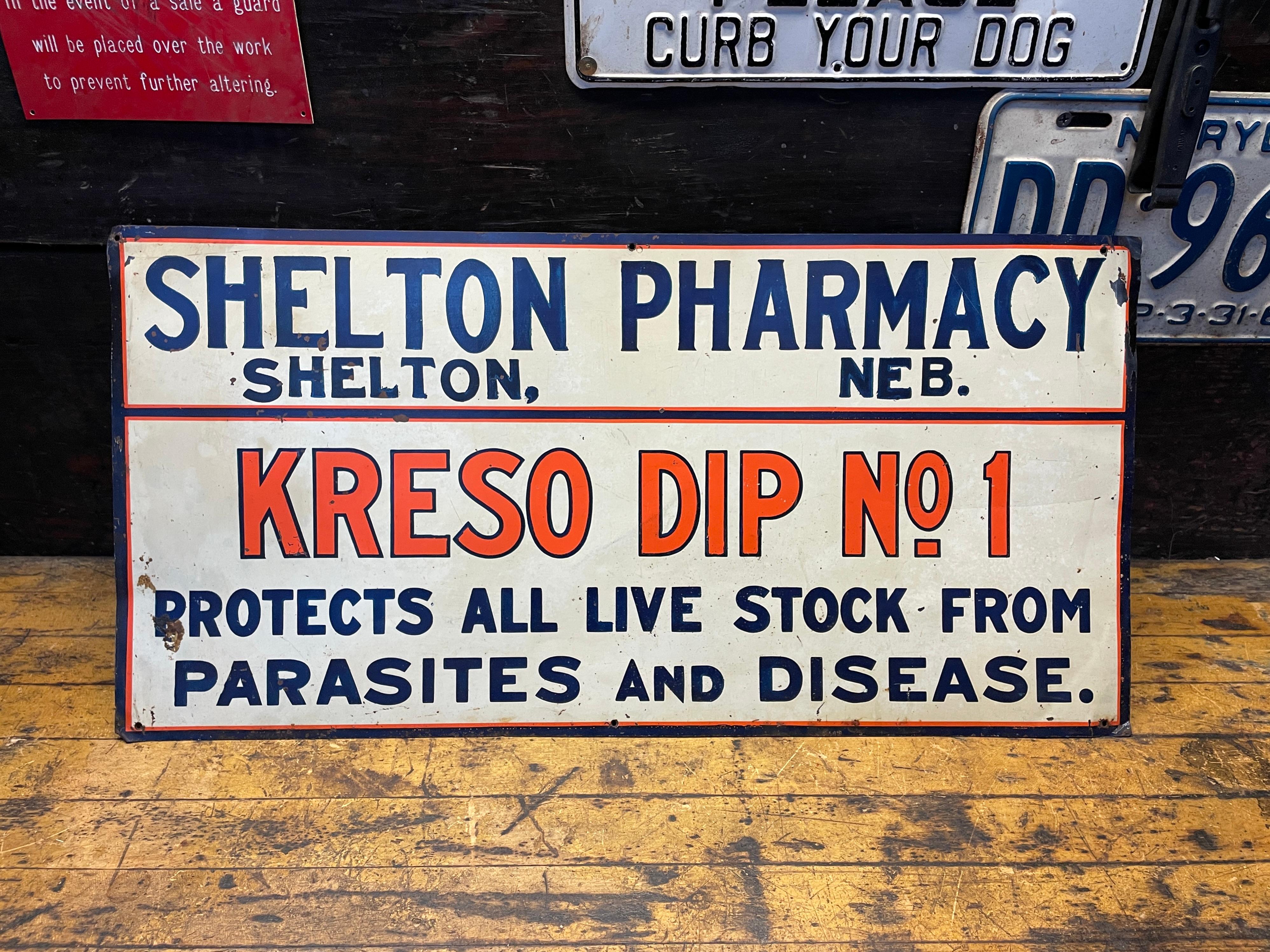 1940s Shelton Pharmacy Nebraska Painted Tin Sign Kreso Dip No.1 Medicina d'epoca in vendita 1
