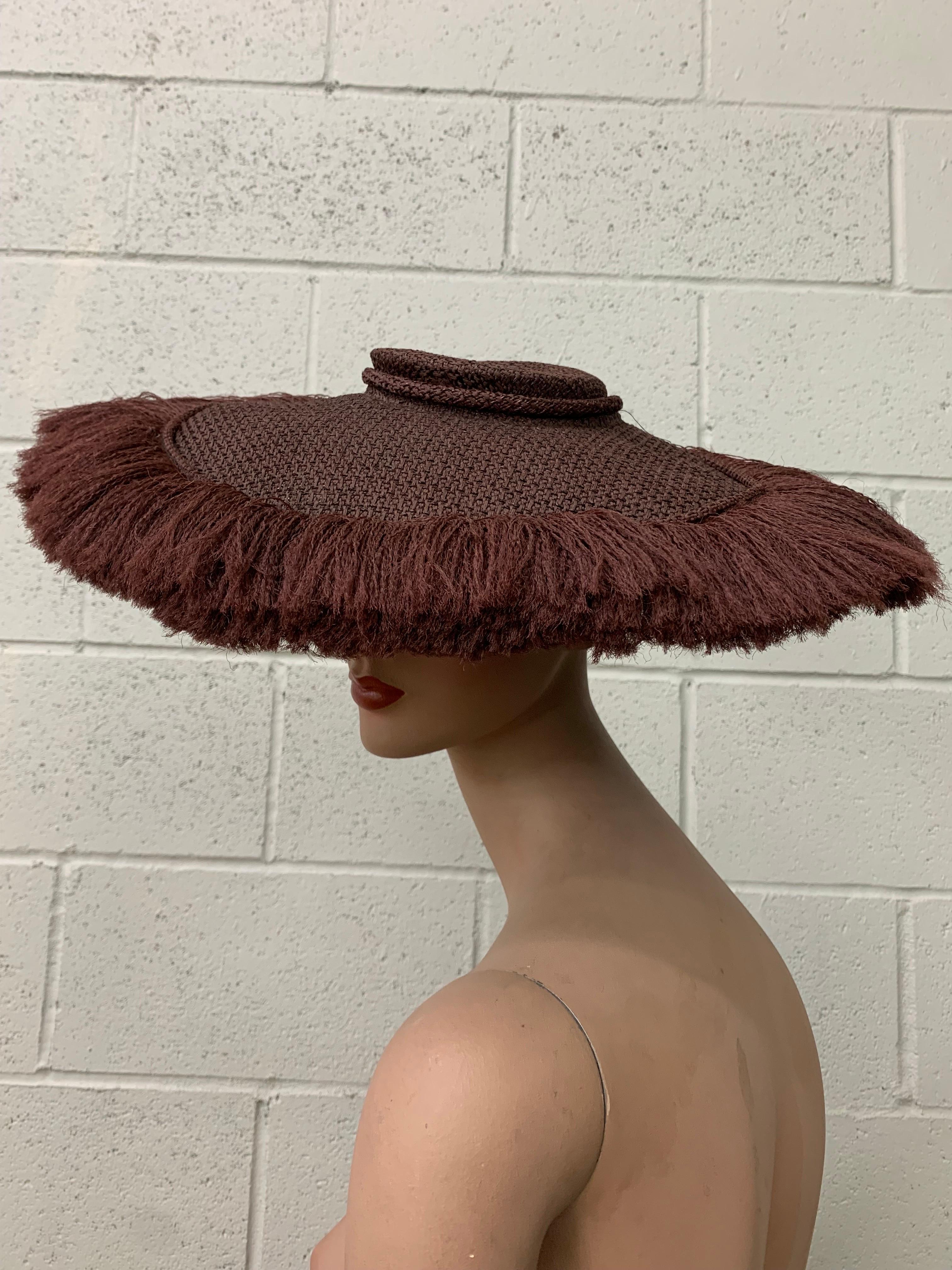 1940er Shenley's Cocoa Brown Rayon gewebt & Fransen Untertasse Hut w Low Crown:  Gut strukturiertes Innenband und Krempe für Stabilität. Atemberaubende Silhouette. Der gewebte Kronenstoff wird als schwerer Vorhang mit Fransen am Rand verwendet. Eine