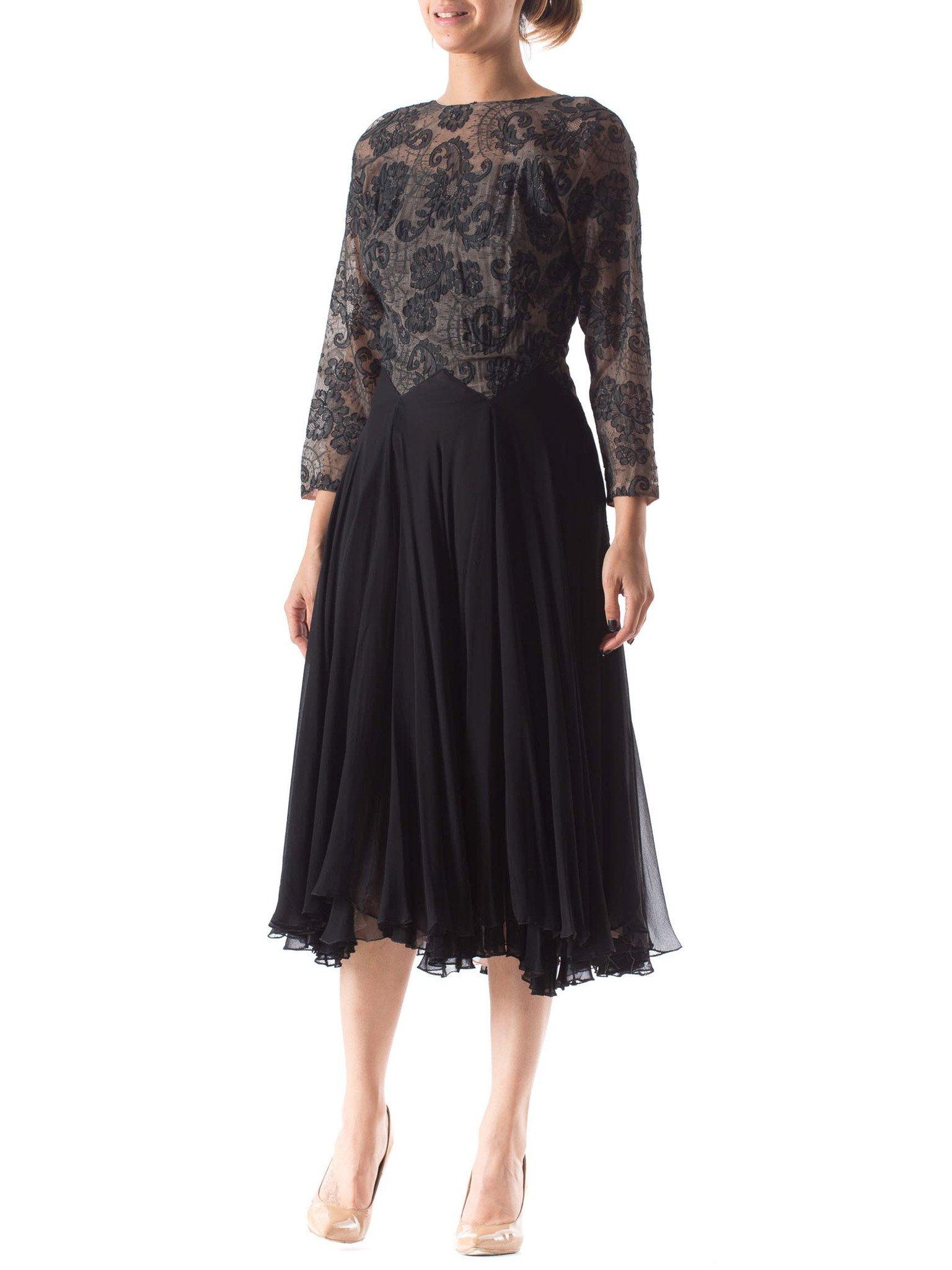 Robe de cocktail en mousseline de soie et dentelle fine de Chantilly à manches longues avec très complète, années 1940 Bon état - En vente à New York, NY