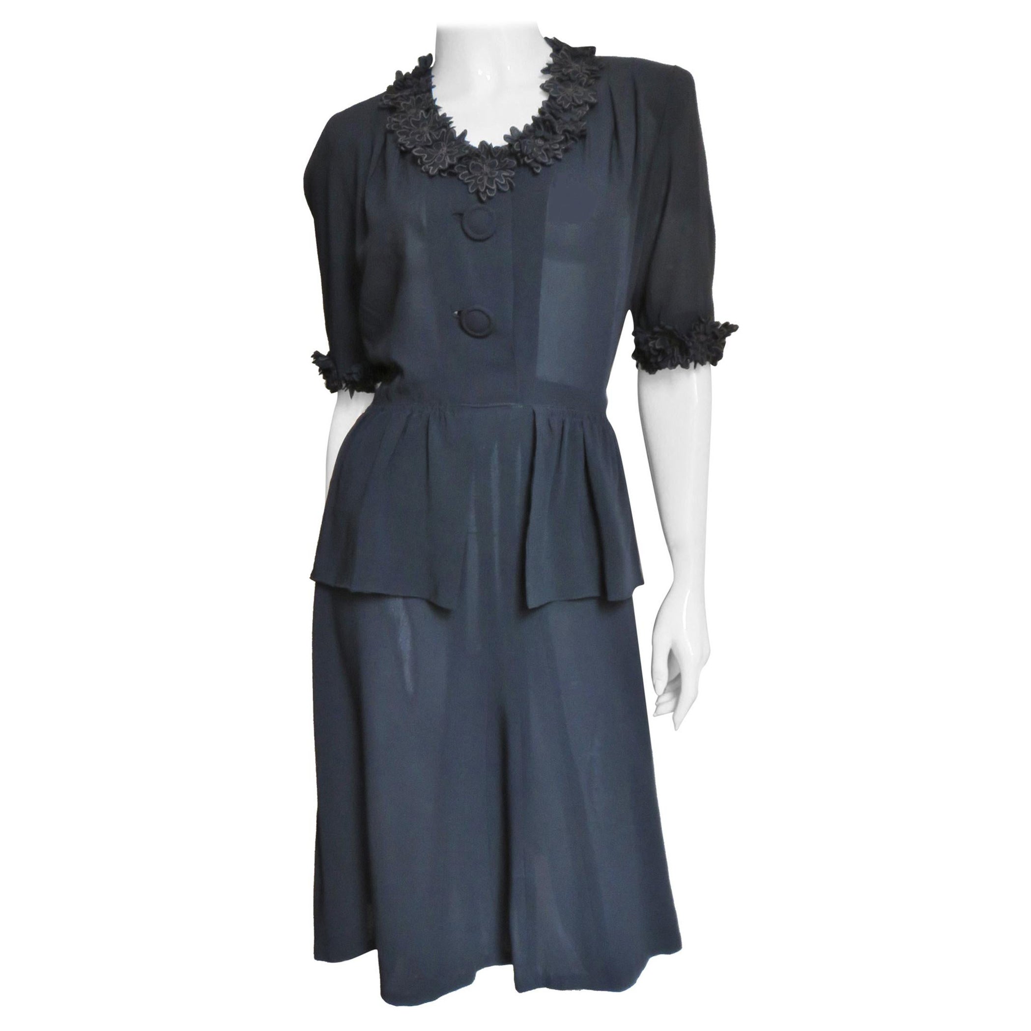 Robe en soie avec fleurs appliquées des années 1940