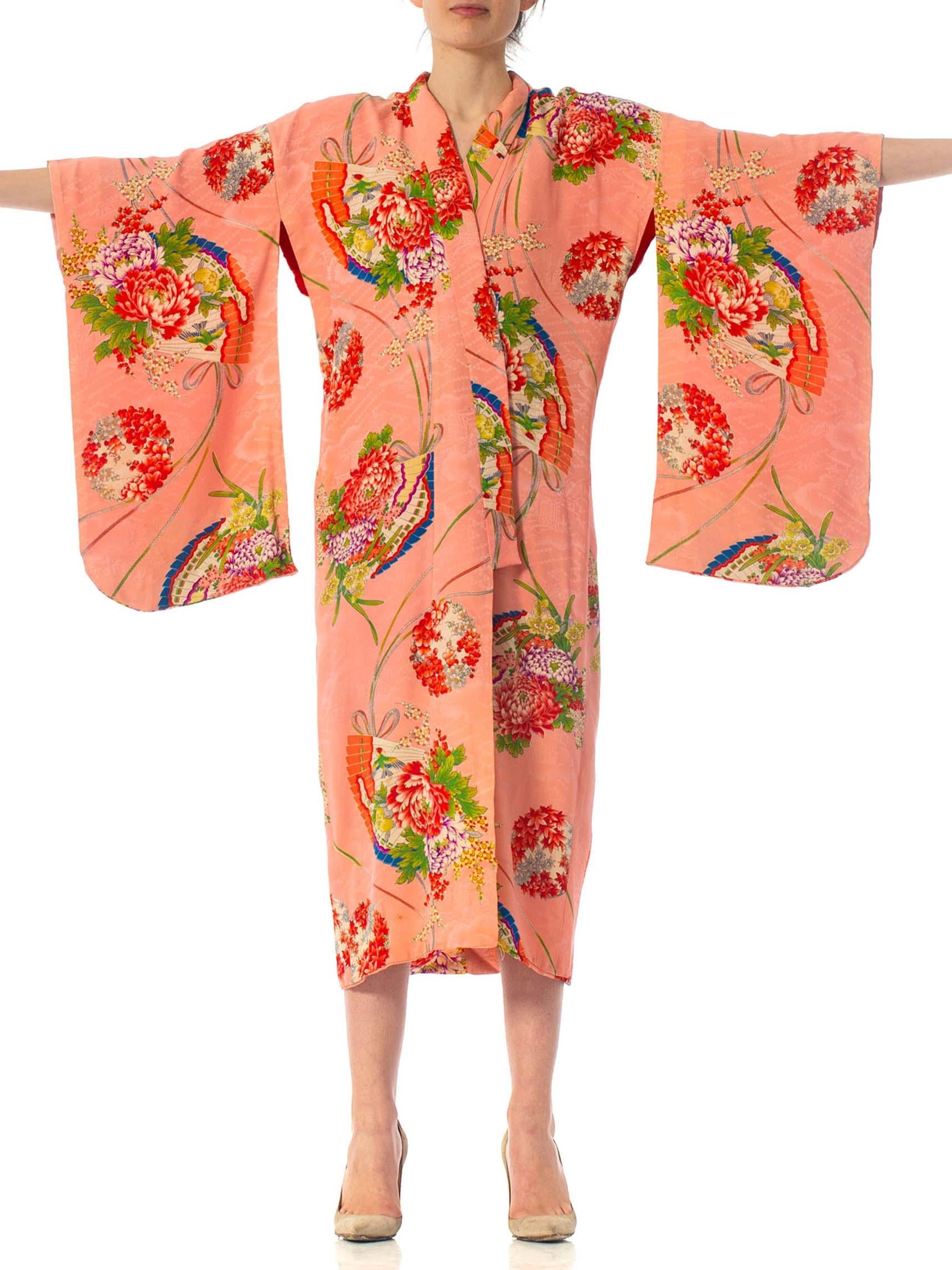 1940S Peach Floral Silk Jacquard Japanese Fan Print Kimono In Excellent Condition In New York, NY