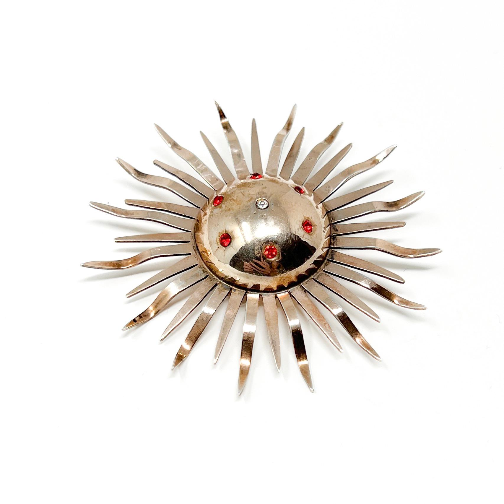 1940s Silver Gilt Sunburst Design Vintage Brooch and Earrings Set Pour femmes en vente