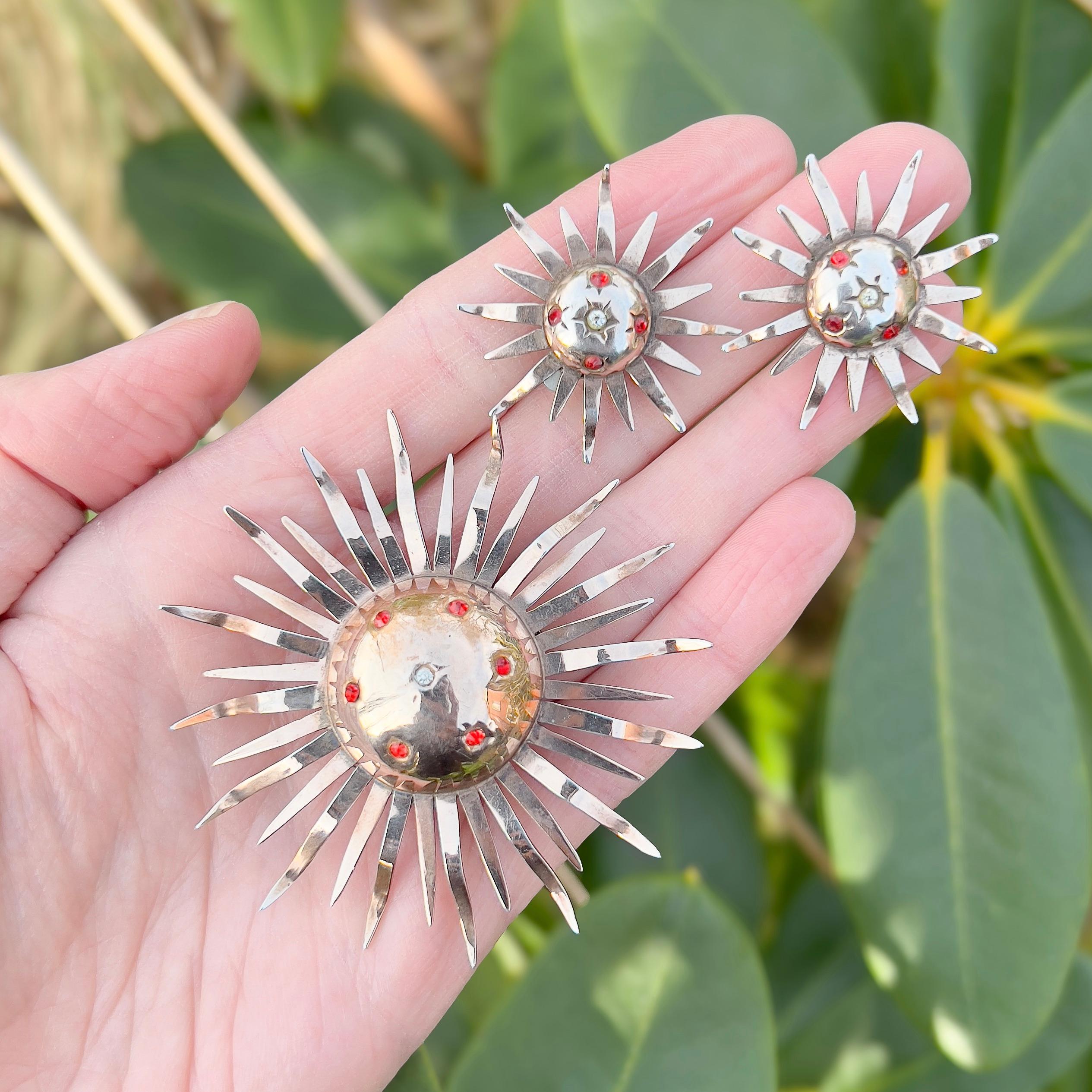 1940s Silver Gilt Sunburst Design Vintage Brooch and Earrings Set en vente 5