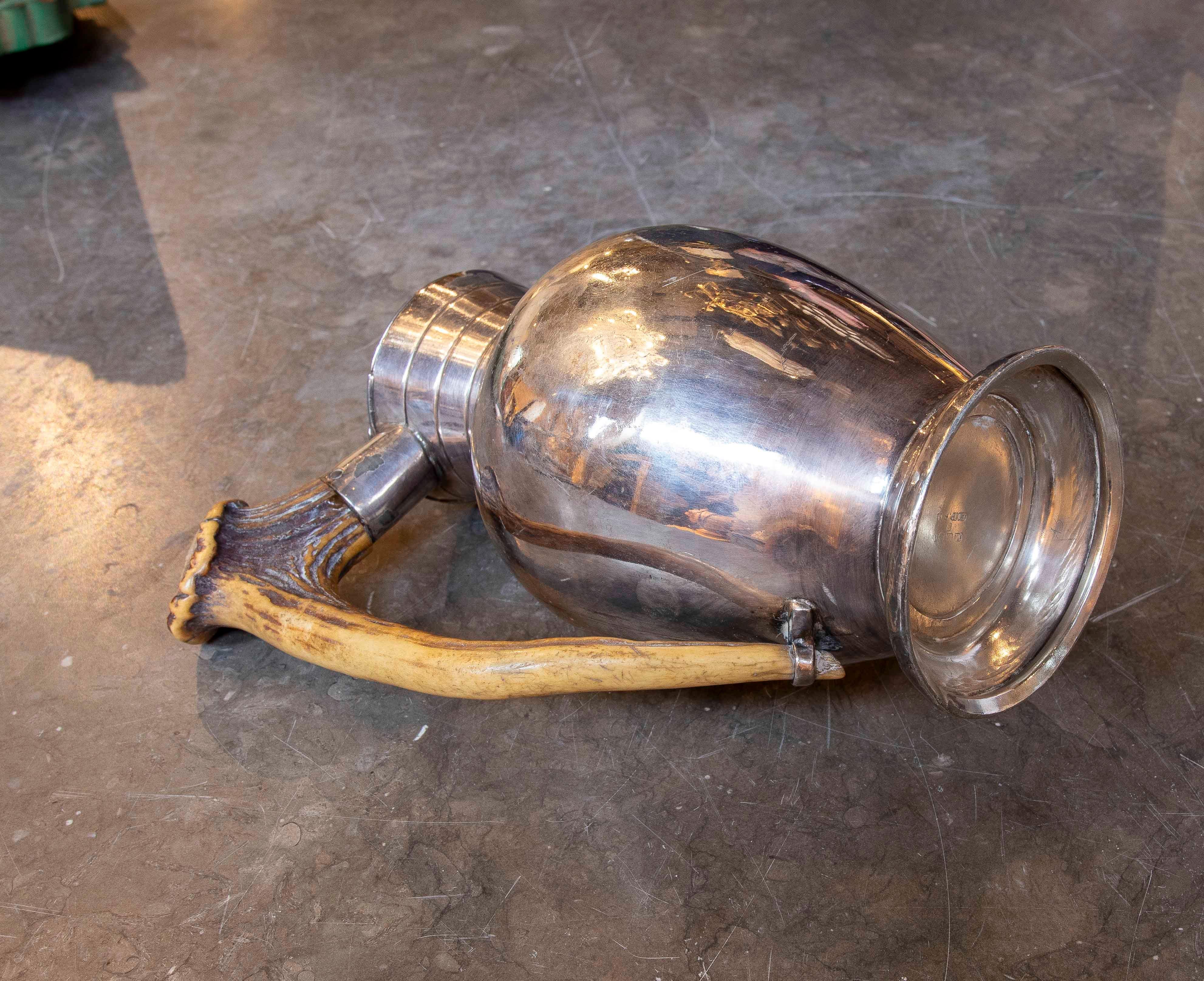 Brocca in metallo placcato argento del 1940 con iniziali sulla base e manico in corno animale in vendita 6