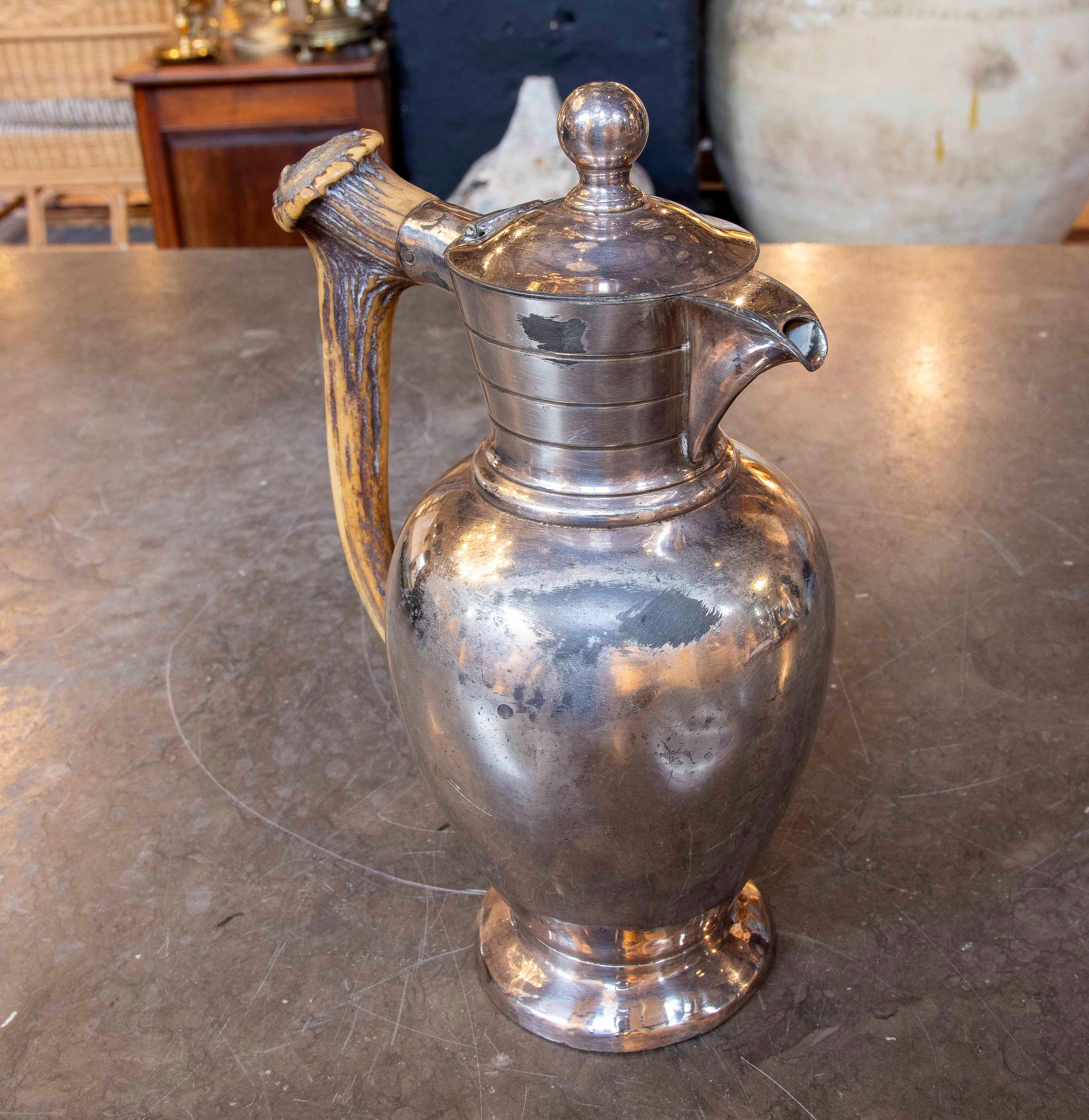 Brocca in metallo placcato argento del 1940 con iniziali sulla base e manico in corno animale 
