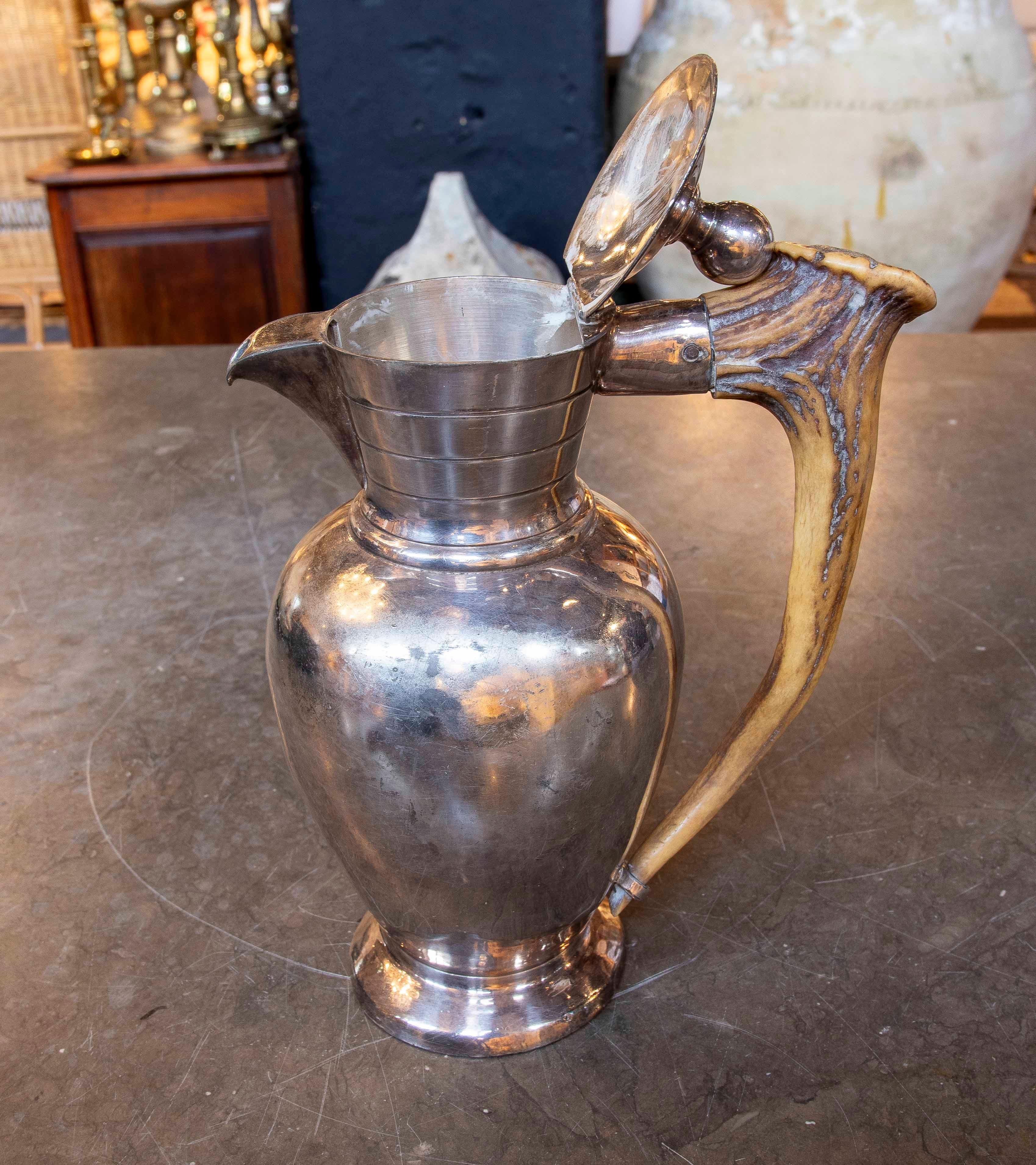 Brocca in metallo placcato argento del 1940 con iniziali sulla base e manico in corno animale in vendita 1