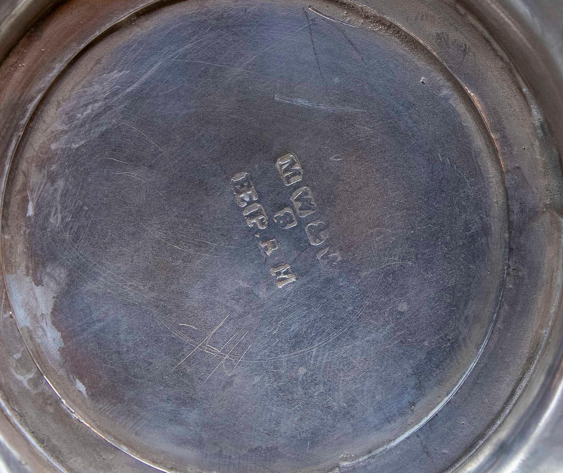 Brocca in metallo placcato argento del 1940 con iniziali sulla base e manico in corno animale in vendita 3