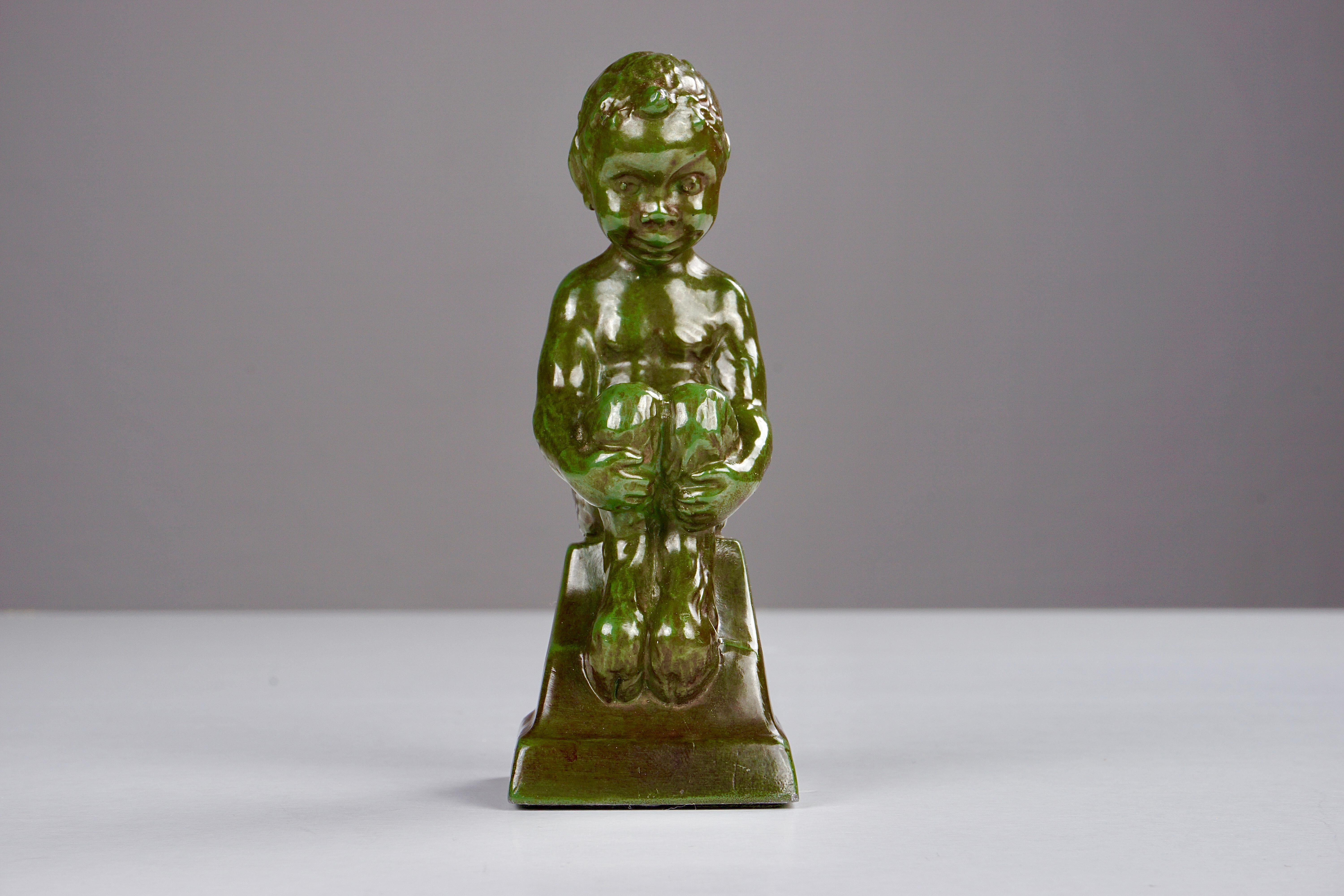 Fauno seduto del 1940 di Elena Borch realizzato in Disco Metal da Just Andersen A.

Il fauno seduto è in buone condizioni vintage ed è contrassegnato da Just. Il segno del triangolo di Andersens. 

Just Andersen 1884-1943 nacque a Godhavn sull'isola