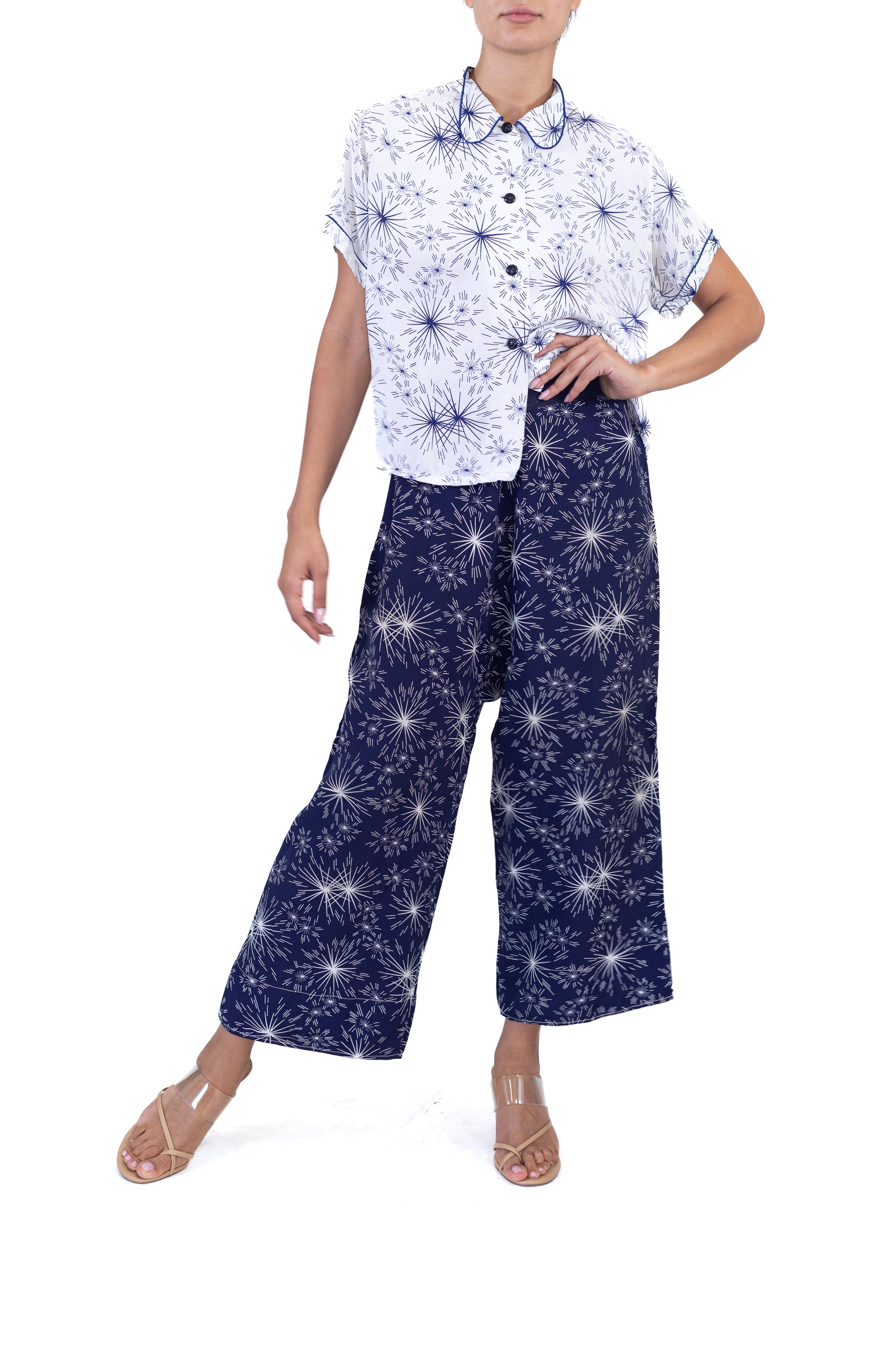 1940er Jahre Skylon Blau und Weiß Cold Rayon Feuerwerk Druck Pyjamas im Angebot 5