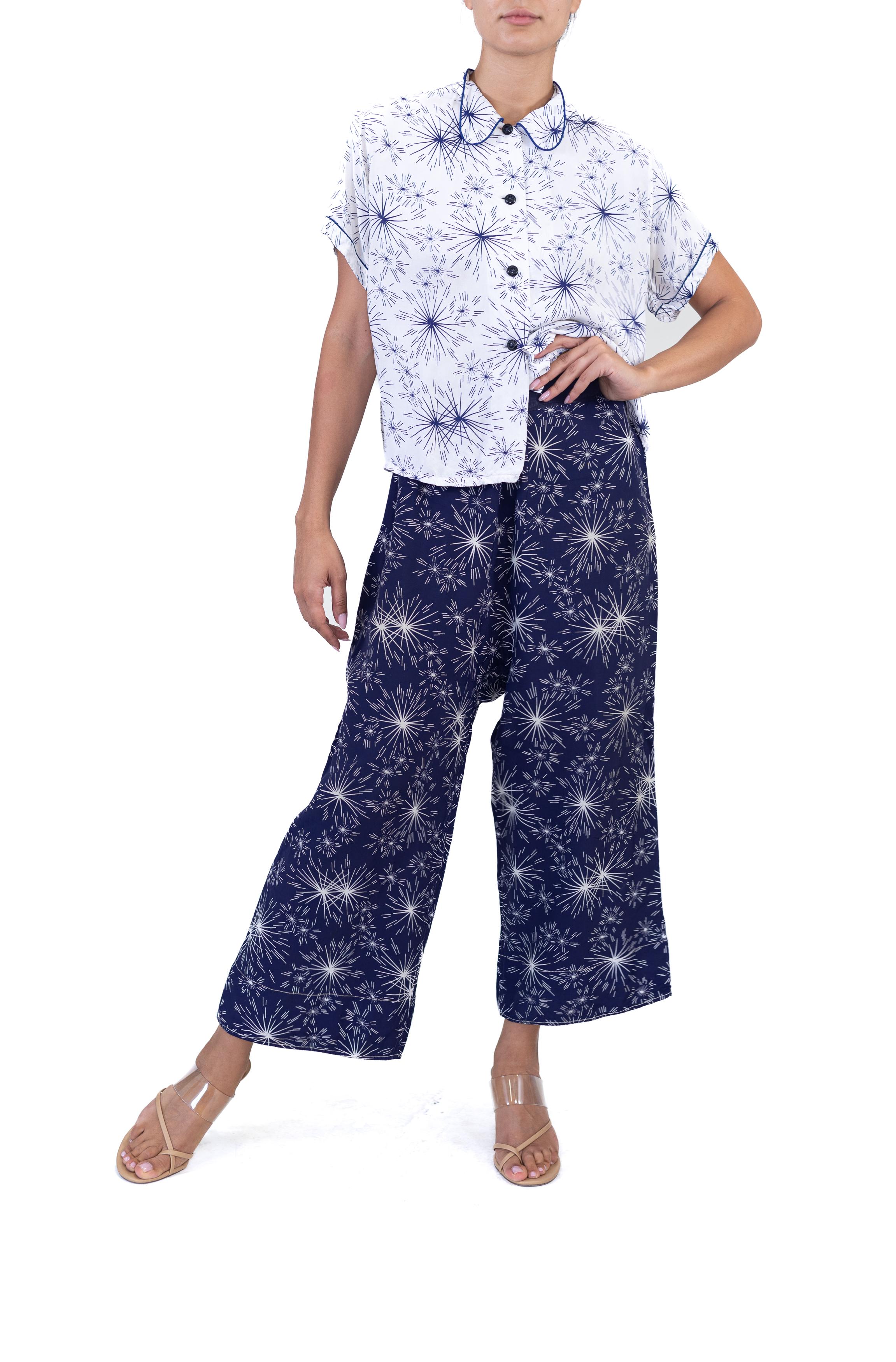 1940er Jahre Skylon Blau und Weiß Cold Rayon Feuerwerk Druck Pyjamas (Violett) im Angebot