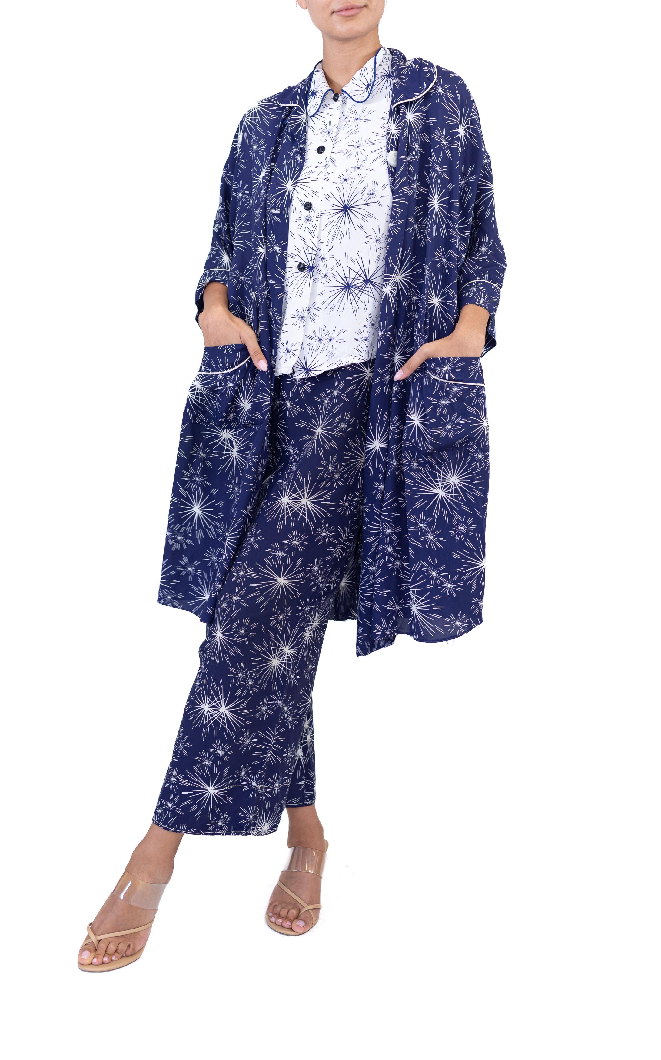 1940er Jahre Skylon Blau und Weiß Cold Rayon Feuerwerk Druck Pyjamas Damen im Angebot