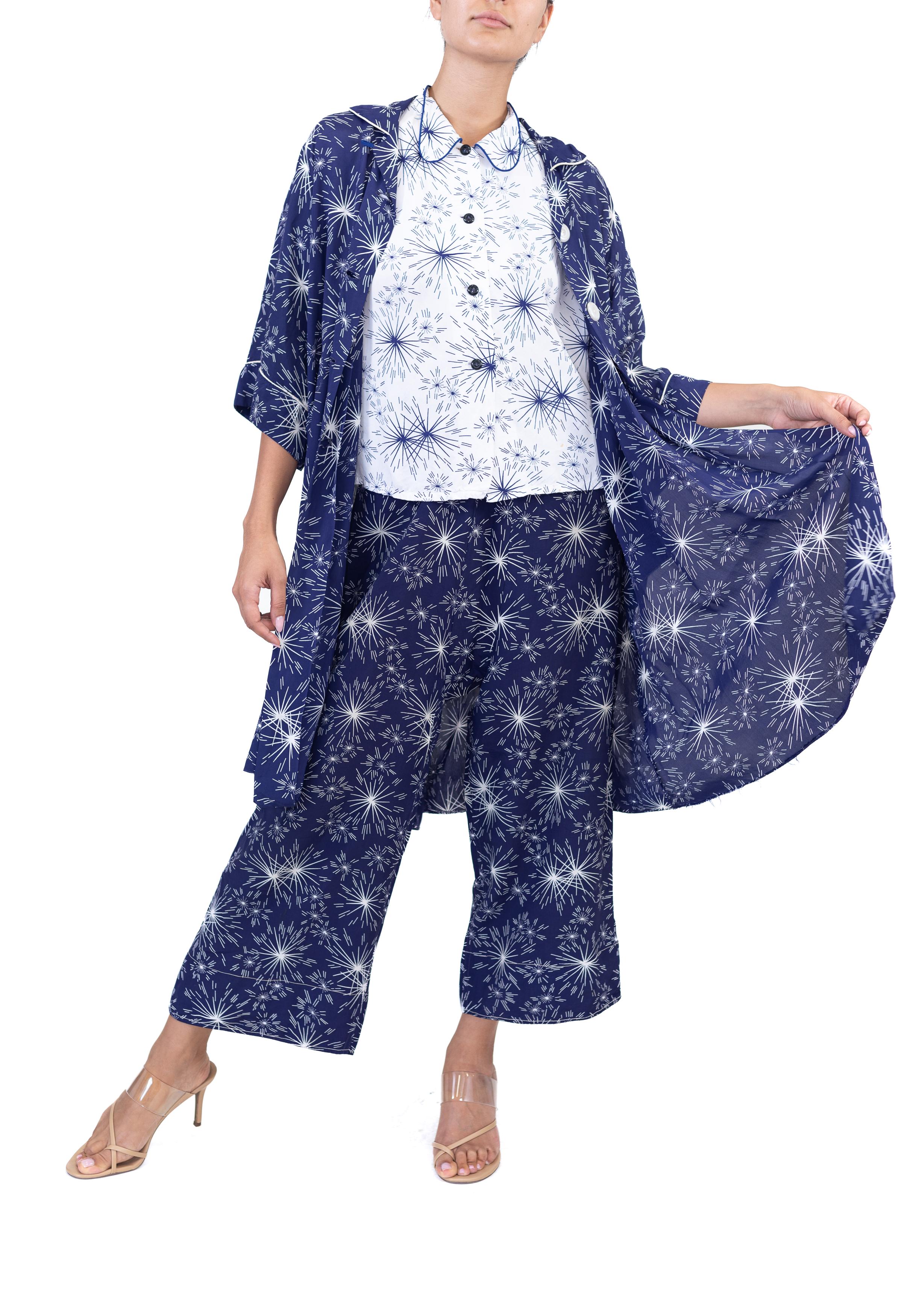 1940er Jahre Skylon Blau und Weiß Cold Rayon Feuerwerk Druck Pyjamas im Angebot 1