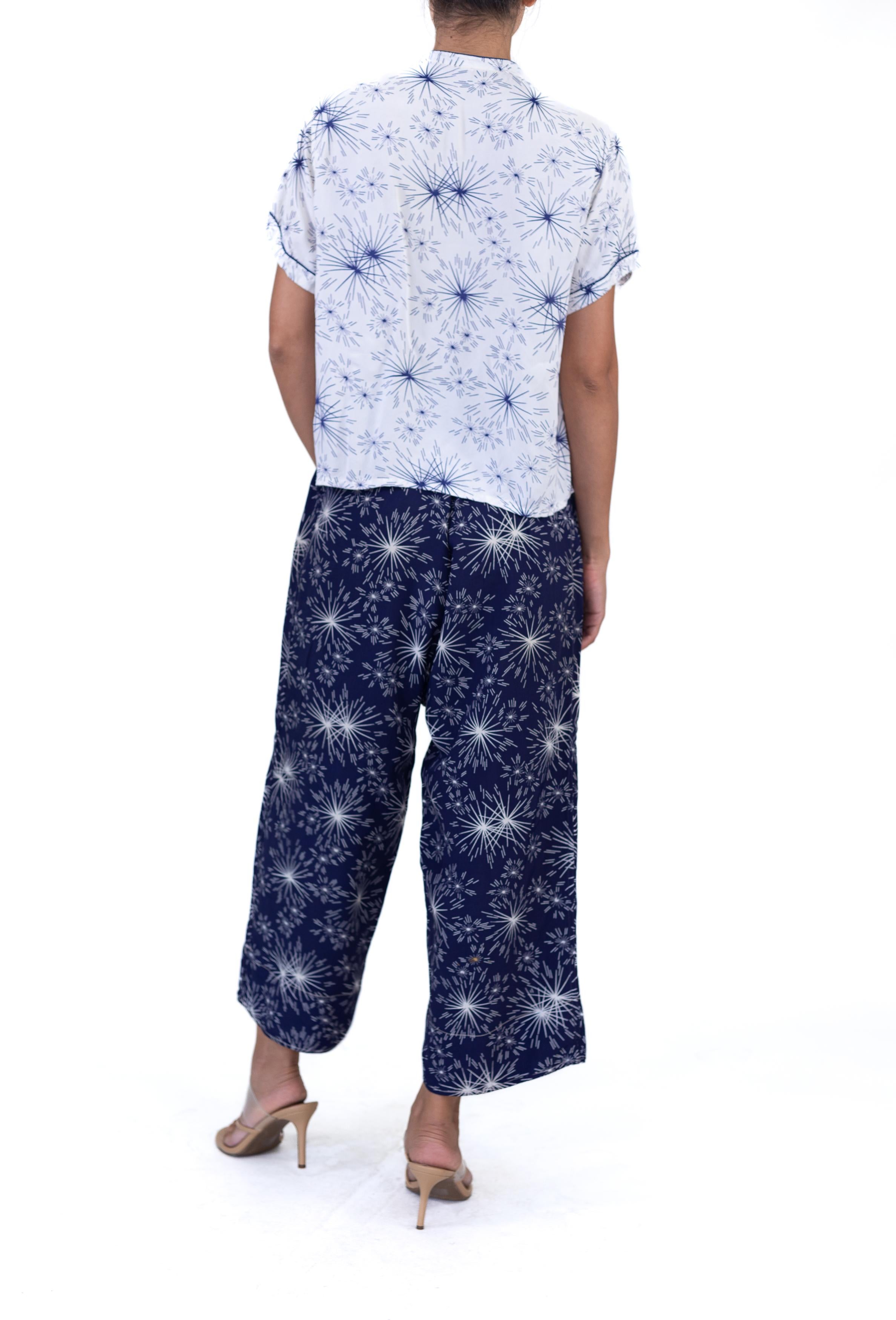 1940er Jahre Skylon Blau und Weiß Cold Rayon Feuerwerk Druck Pyjamas im Angebot 2