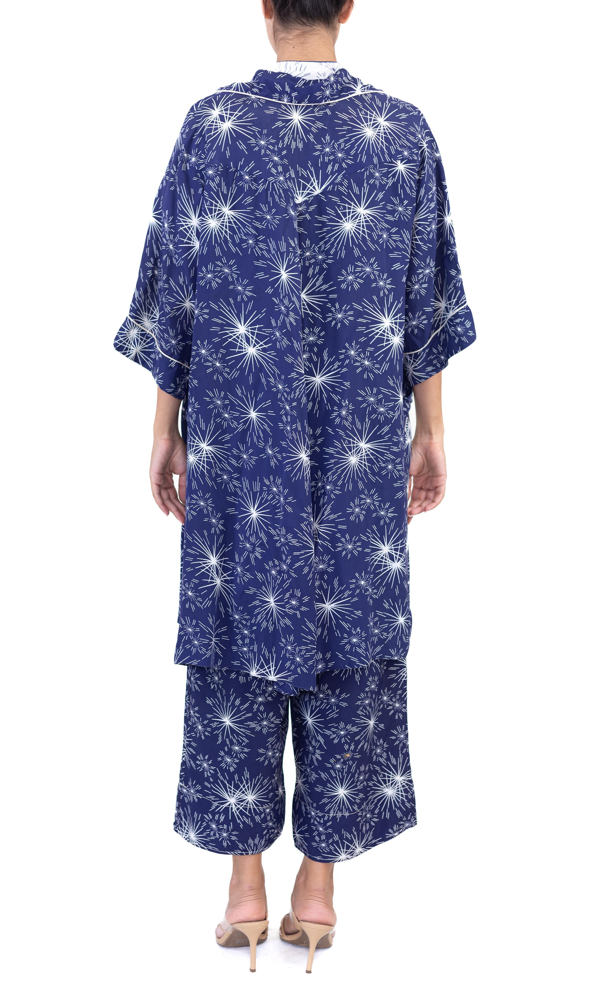 1940er Jahre Skylon Blau und Weiß Cold Rayon Feuerwerk Druck Pyjamas im Angebot 3