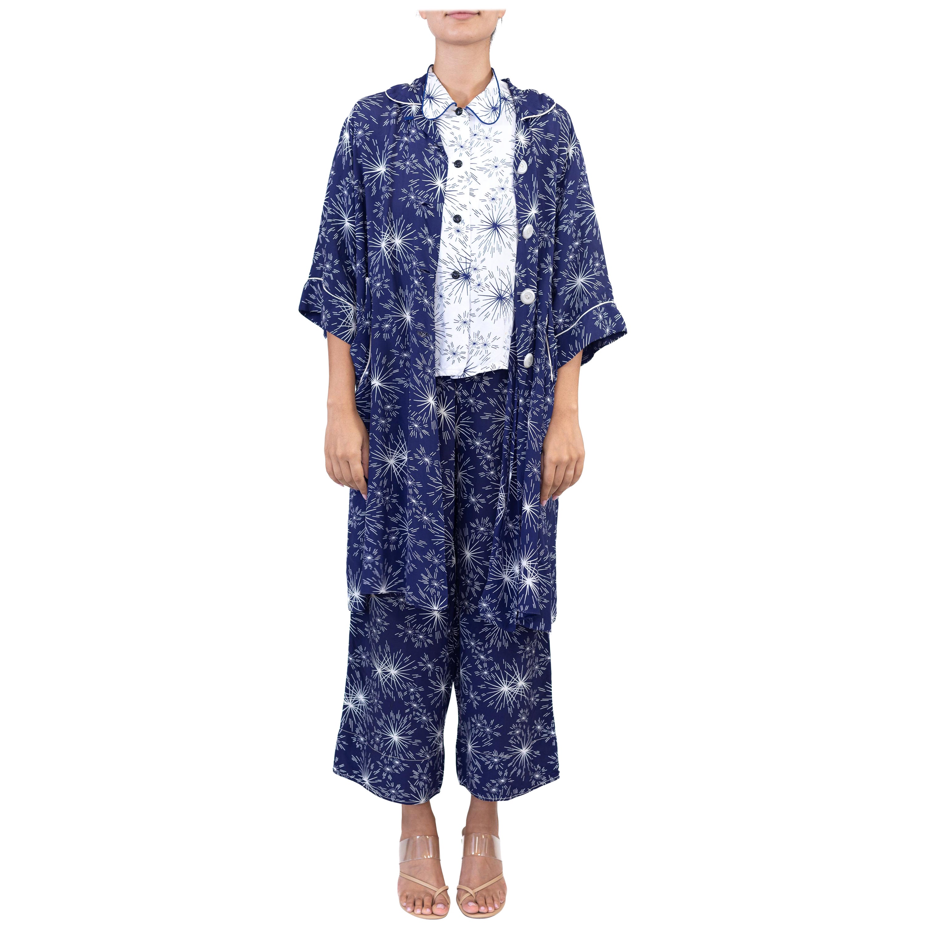 Pigiama Skylon 1940S in rayon freddo blu e bianco con stampa di fuochi d'artificio