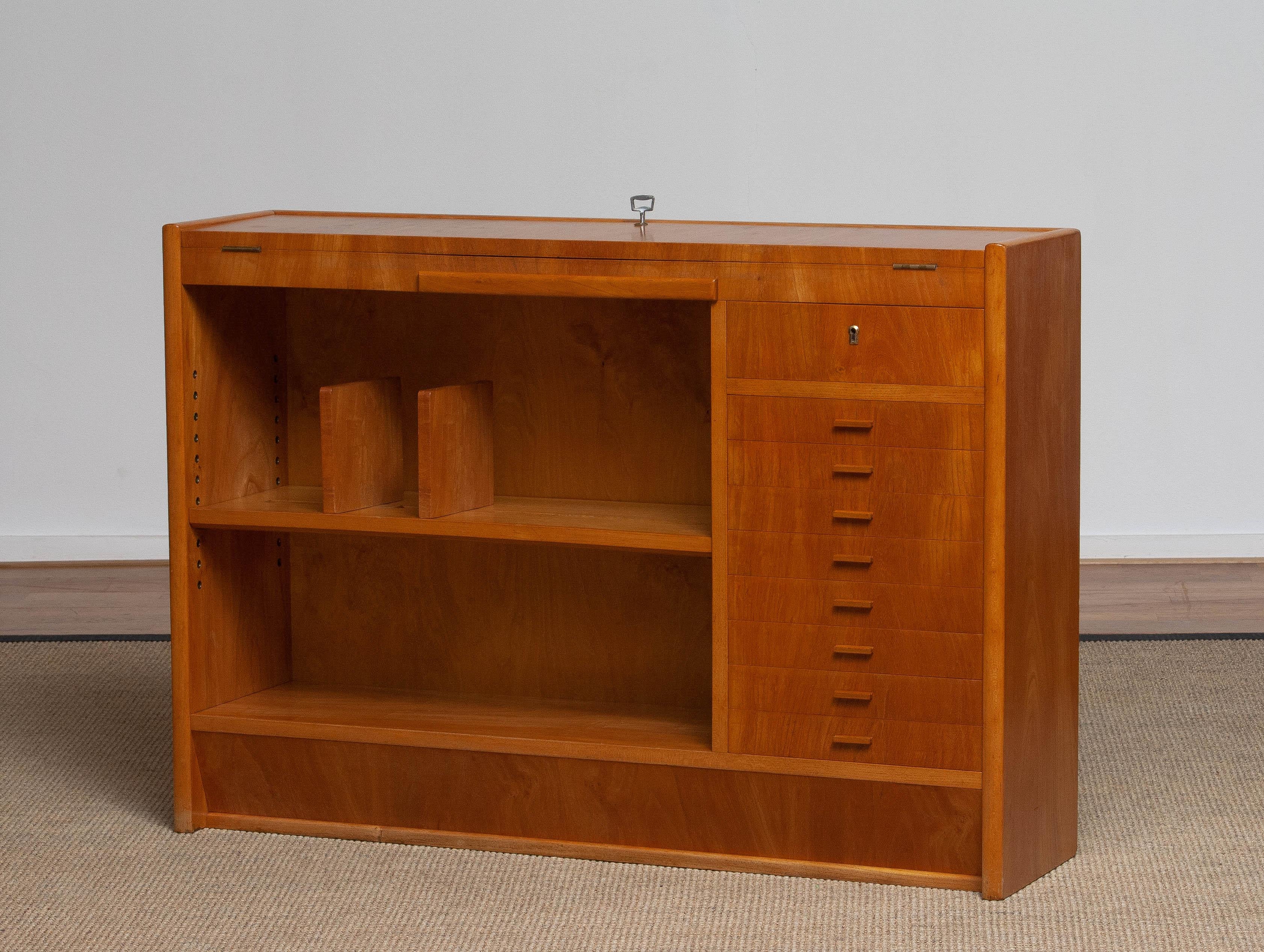 Absolutely great quality and beautiful Scandinavian slim oak writing desk or working bench build in the 1940s in Sweden consists; One adjustable bookshelf with adjustable supports a open folding top with two lower section to store.
Eight drawers