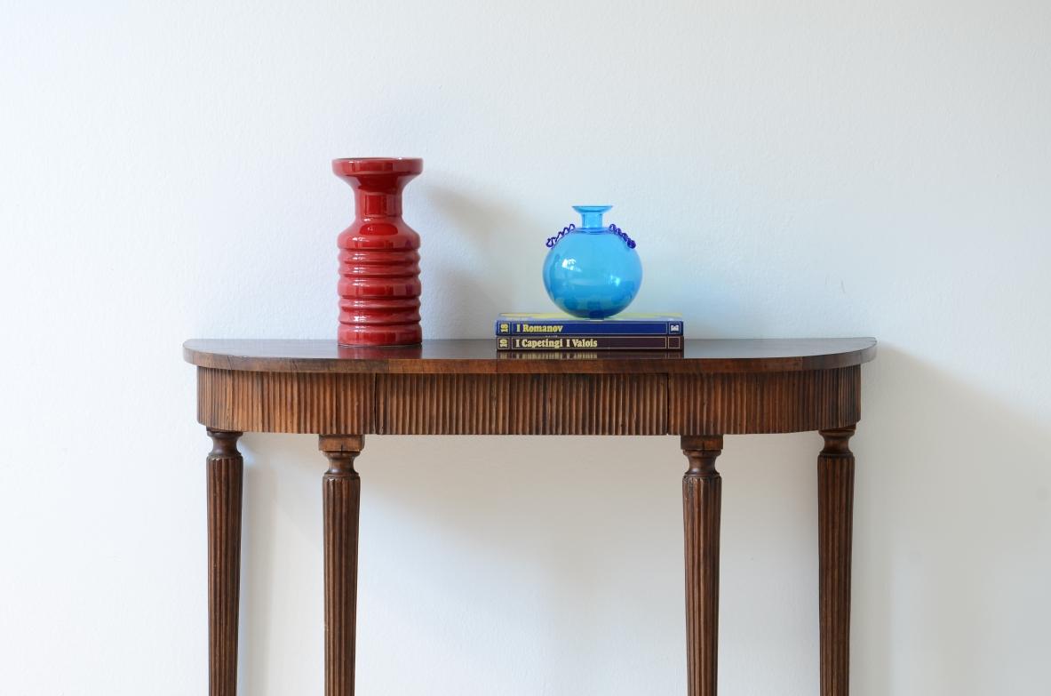 COD-2719
Small console in walnut with curved top and band in reeded wood with drawer, turned legs.

Italian manufacture 1940ca.

92x30xh78