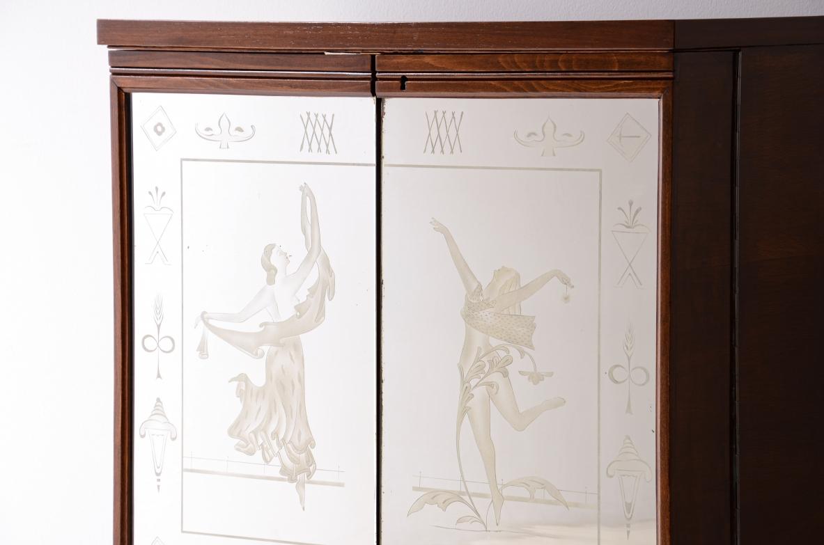 1940 Pequeño bar elegante con dos puertas de espejo Art Decó en venta