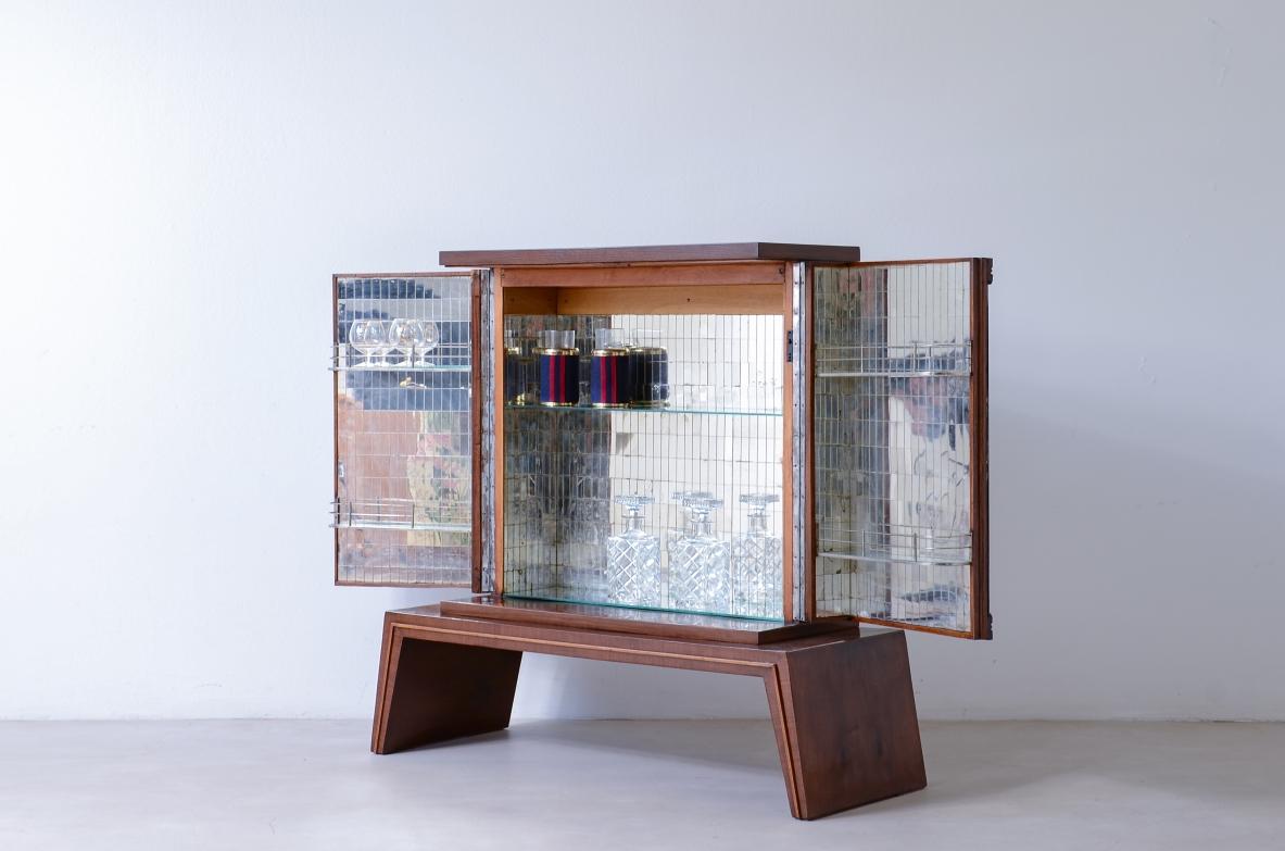 1940 Pequeño bar elegante con dos puertas de espejo en Excelente estado para la venta en Milano, IT