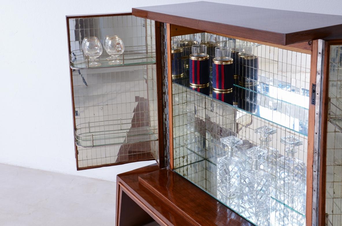 1940 Pequeño bar elegante con dos puertas de espejo Espejo en venta