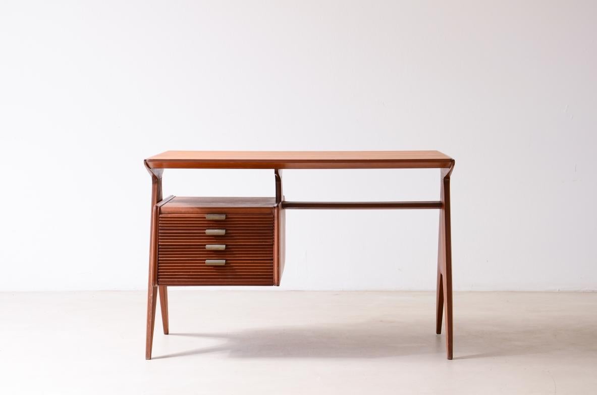  COD-2791
Guglielmo Ulrich (1904 -1977)

Pequeño y elegante escritorio con extraordinarios montantes laterales, cuatro cajones en un lado, tiradores de latón y un frente de madera con lengüeta.

Fabricación Arca, Milán, hacia 1940.

98 x 55 h 67 cm