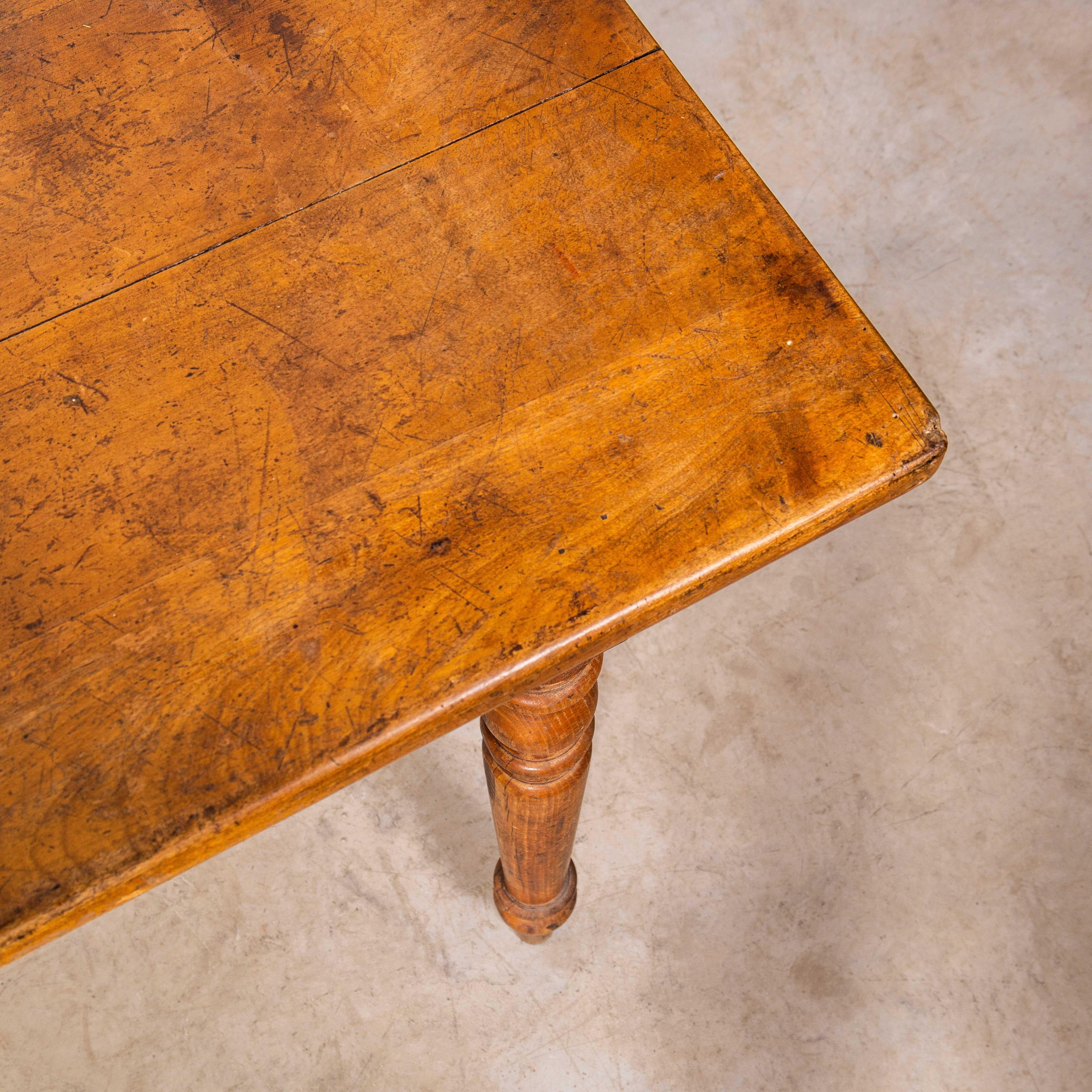 Petite table de cuisine et de salle à manger française des années 1940. 

Table française originale de taille compacte avec une riche couleur dorée et du caractère. Magnifiquement réalisé en bois fruitier massif. La table est fabriquée avec des