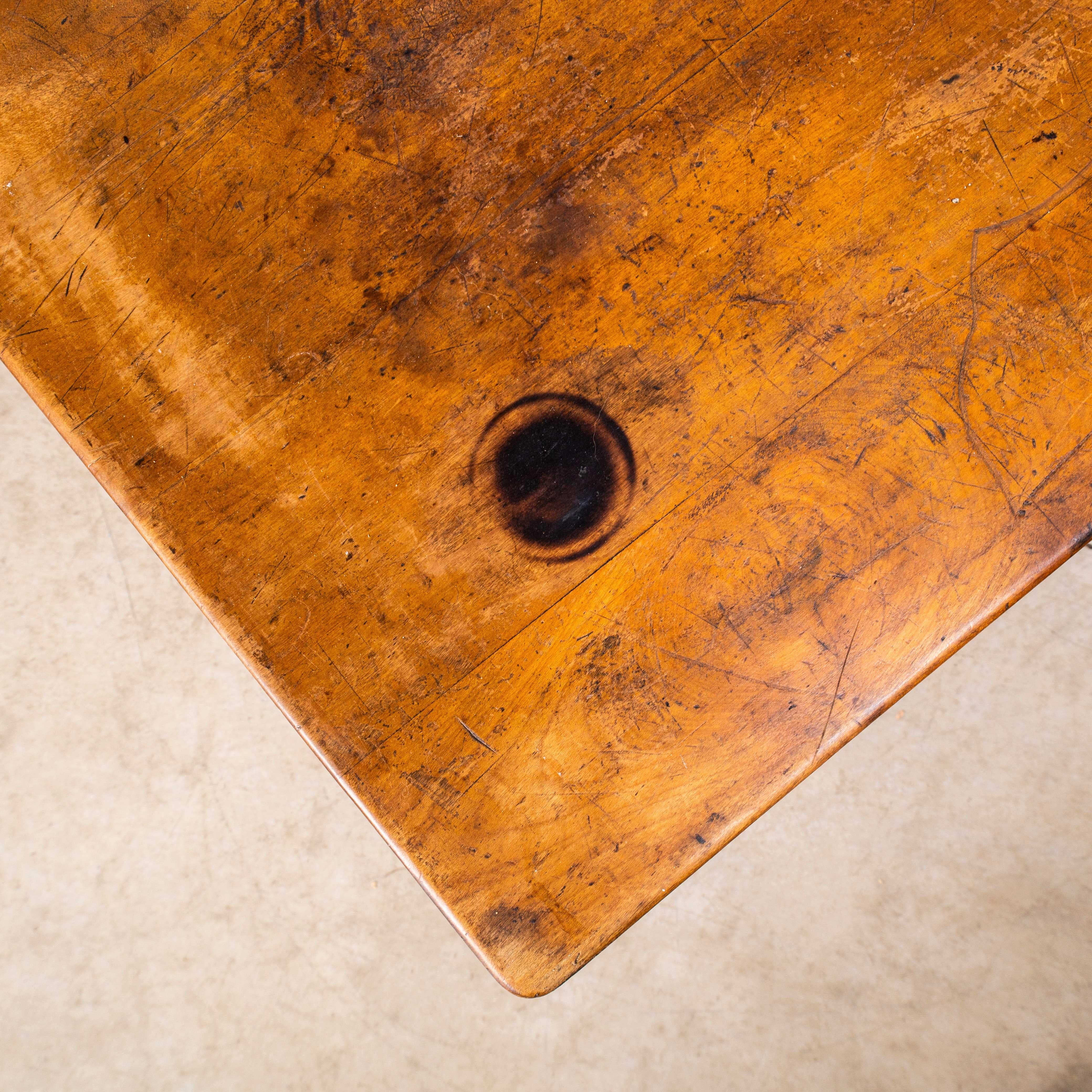 Milieu du XXe siècle Petite table de cuisine et de salle à manger française des années 1940 en vente