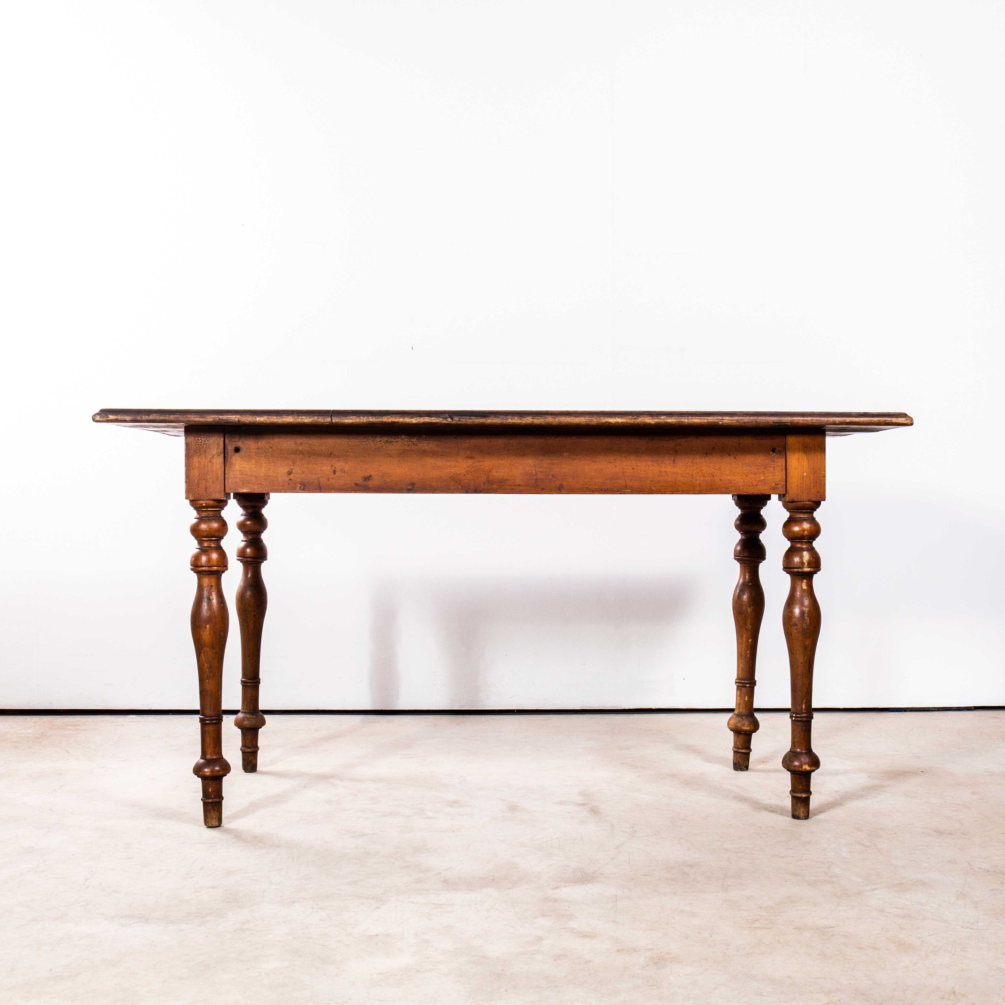 Piccolo tavolo da pranzo francese del 1940 con gambe a rocchetto in legno scuro. 

Pratico tavolo francese originale di dimensioni ridotte con piano in legno di frutta a listelli e gambe a spola tornite. Il tavolo, di un bel colore miele scuro, è