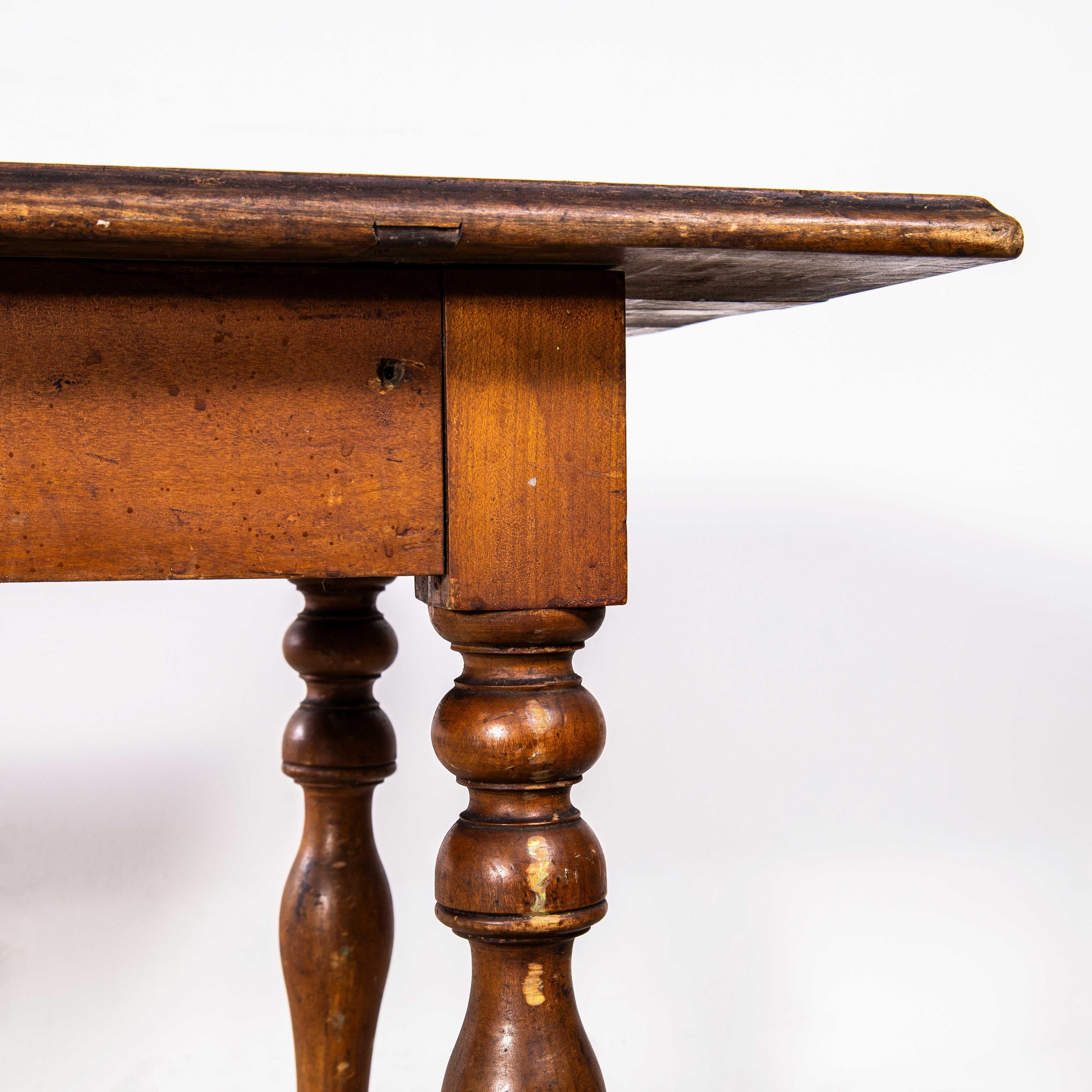 Francese Piccolo tavolo da pranzo francese con gambe a rocchetto in legno scuro degli anni '40 in vendita