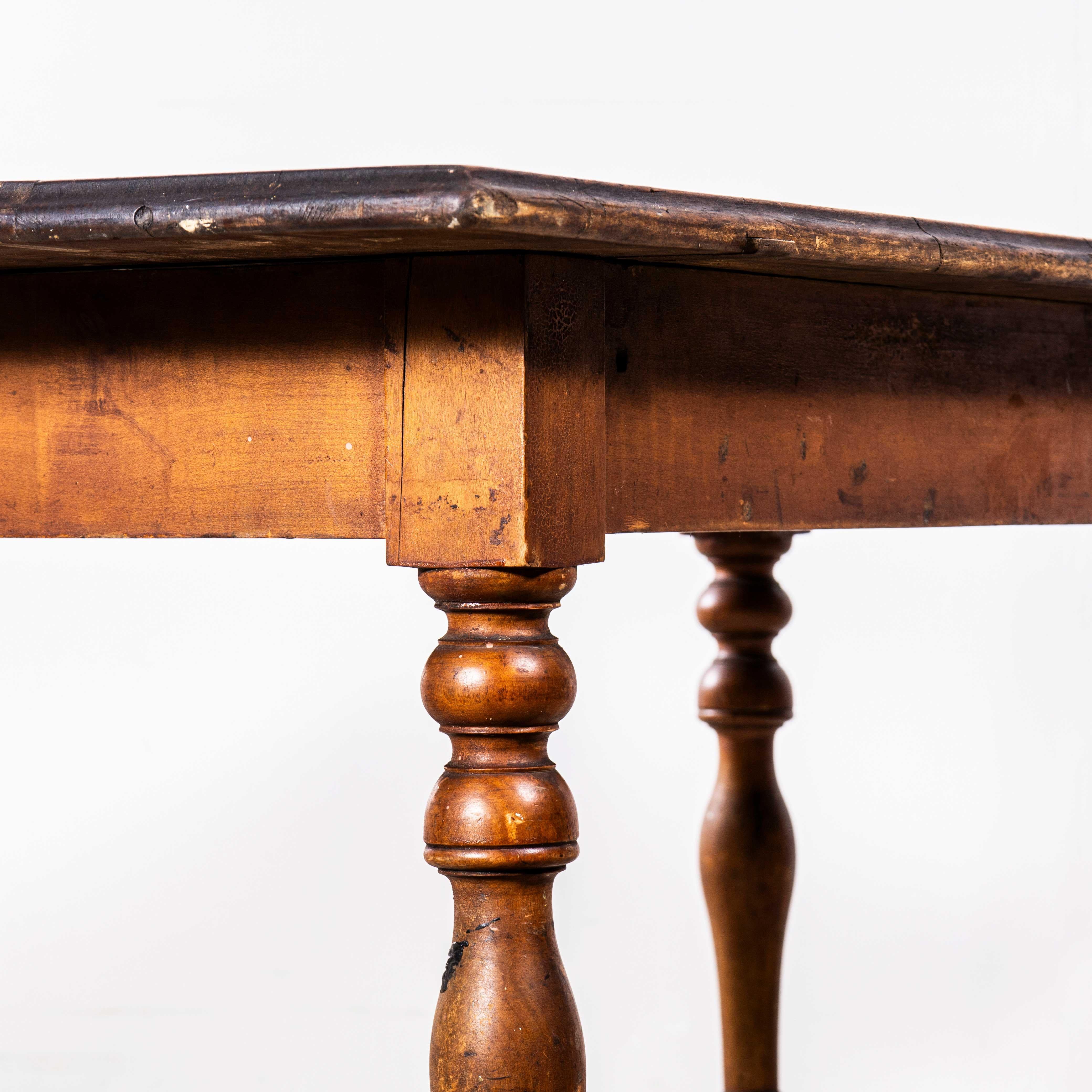 Metà XX secolo Piccolo tavolo da pranzo francese con gambe a rocchetto in legno scuro degli anni '40 in vendita
