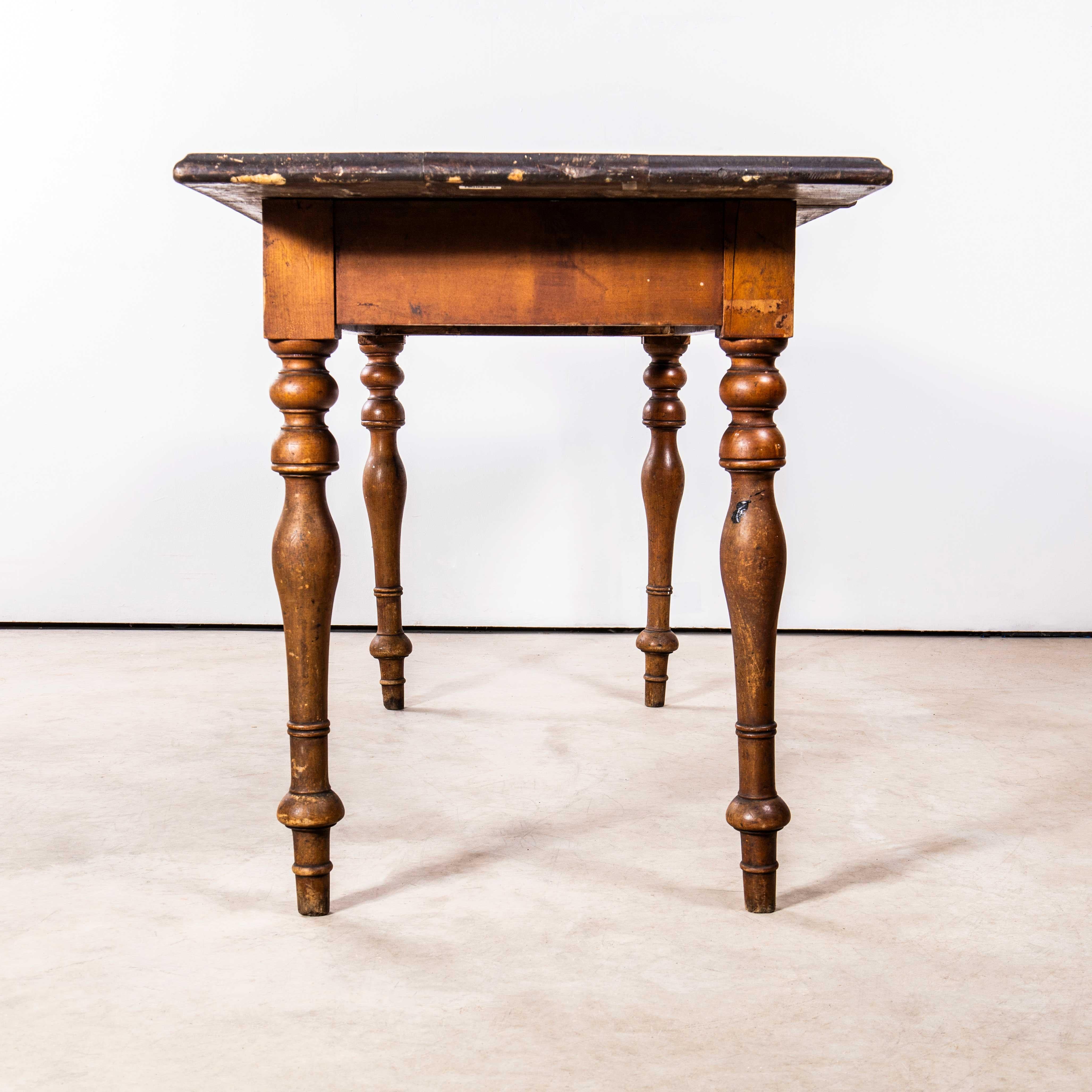 Legno di alberi da frutto Piccolo tavolo da pranzo francese con gambe a rocchetto in legno scuro degli anni '40 in vendita